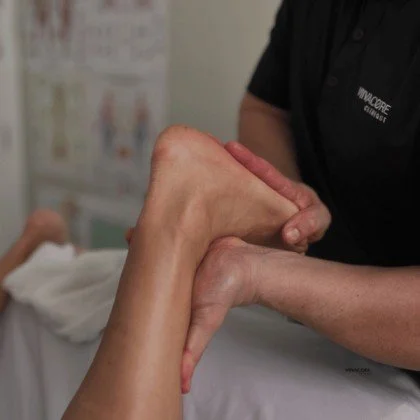 Massothérapeute de la Clinique Viivacore effectuant un massage thérapeutique des jambes à Boucherville