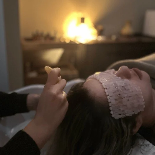 Techniques de massage Shiatsu pour un soin head spa revitalisant a la clinique viivacore .jpg