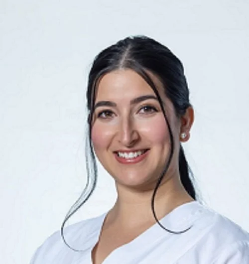 Portrait d'une femme aux cheveux blonds avec rouge à lèvres rose vif sur fond clair.