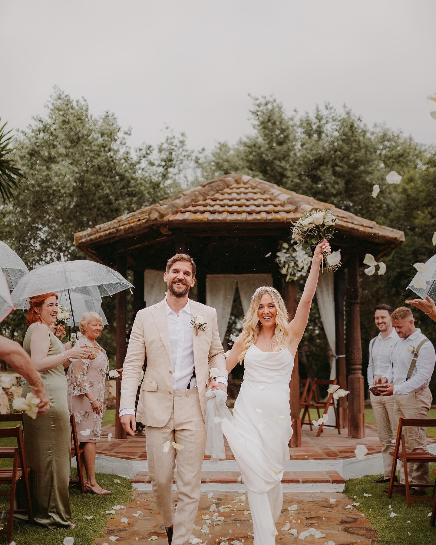 📸🌵 At Rancho del Ingl&eacute;s @ranchodelingles , Kerry and Andy wrote the perfect epilogue to their love story in a wedding that exuded authenticity and pure connection. This place has witnessed countless love stories, and every year I&rsquo;m for