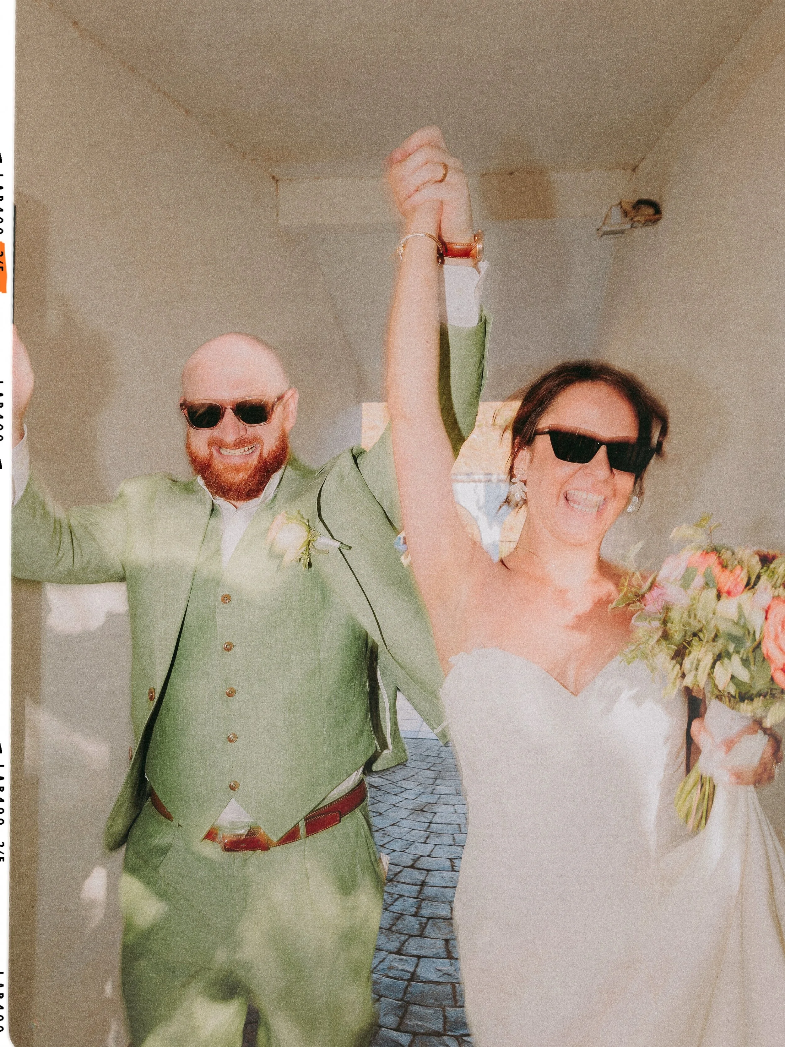 Sol en la cara, m&uacute;sica demasiado alta y cero ganas de que aquello terminara.

Una de esas bodas donde todo se desordena un poco: el pelo, los planes, las emociones.

Fiesta, locura y sentimientos a flor de piel.

Como tiene que ser.

#weddingp
