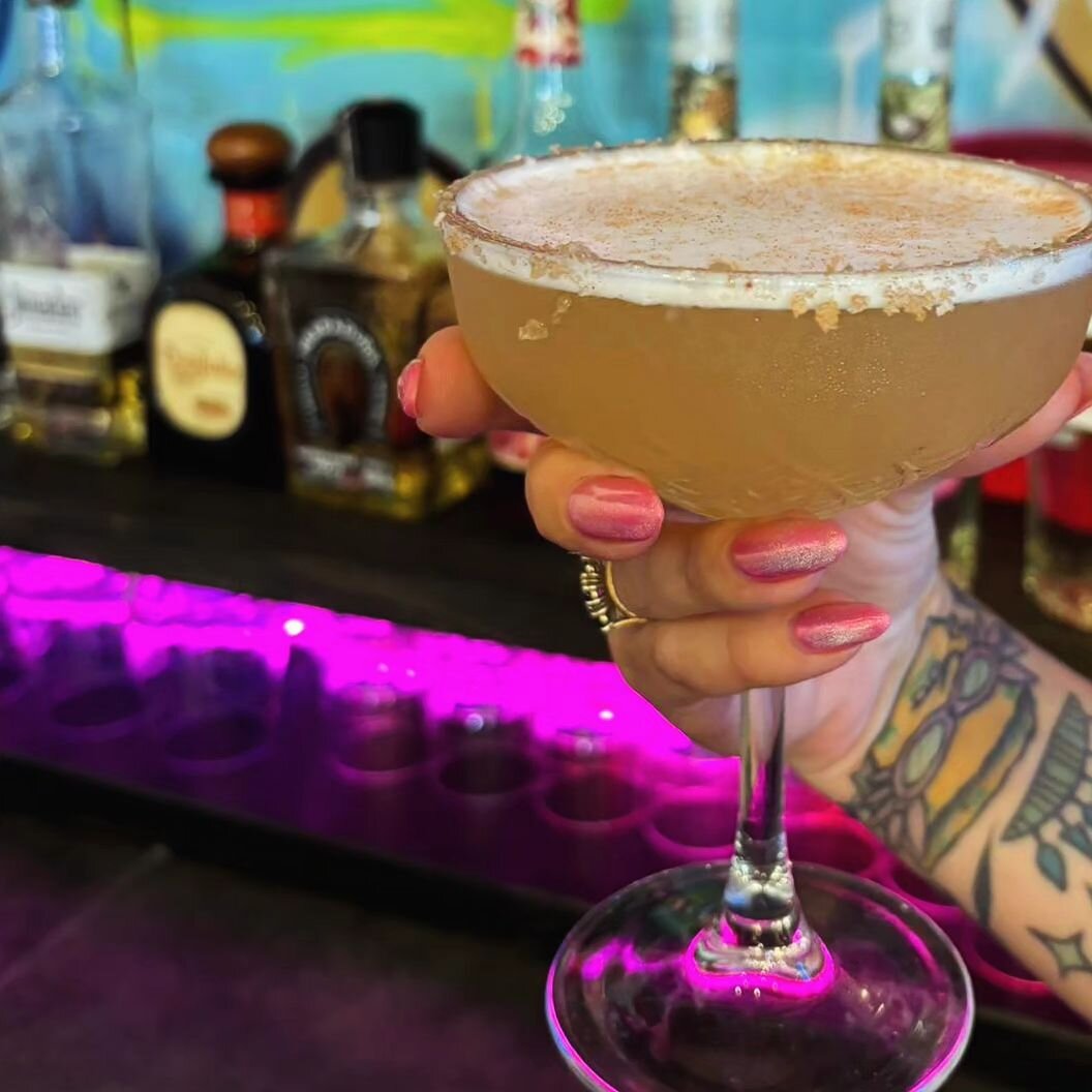 Em's whipped up some banger cocktails specials for ya!
Tequila Kunis &amp; Lychee Cyrus here to quench your weekend 🍹🤤