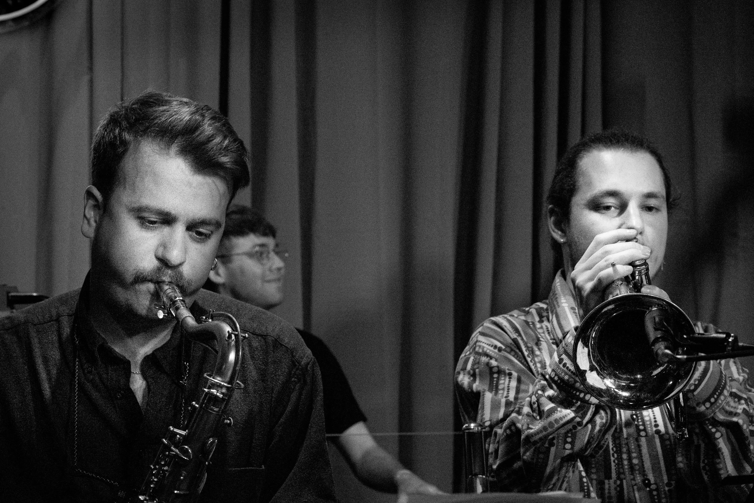 candid-portrait-jazz-musicians-trumpeter-saxophonist-black-white-marc-stanford.jpg