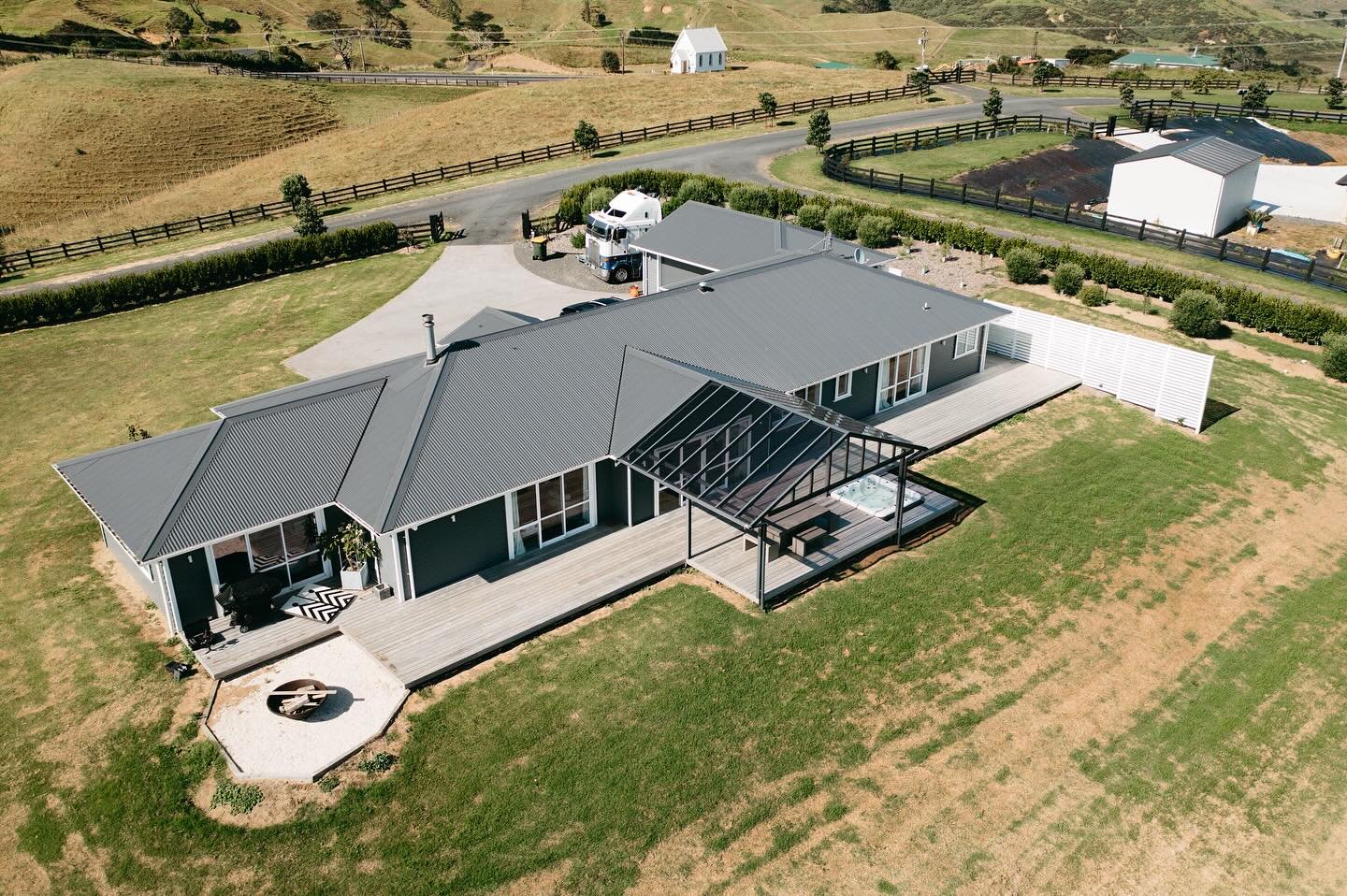 A Birds Eye view of one of our custom gable canopies. Gorgeous from every angle! 

☎️ 0800 SHADE 4 U
📧 info@shadescape.co.nz 
🖥 www.shadescape.co.nz

#aucklandcanopy #newzealandbusiness #aucklandcanopies #gardendesign #homedesign #outdoorarchitectu