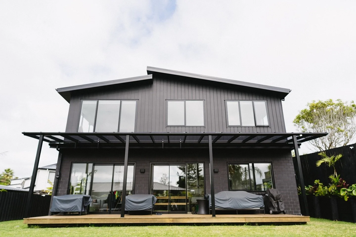 Highest quality materials, fully welded, installed with precision. Perfect from every angle, our latest installation of a monopitch aluminium pergola.