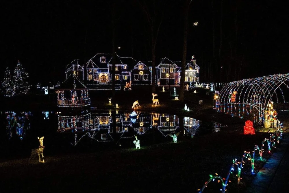 CHRISTMAS LIGHTS ON HOLT ROAD