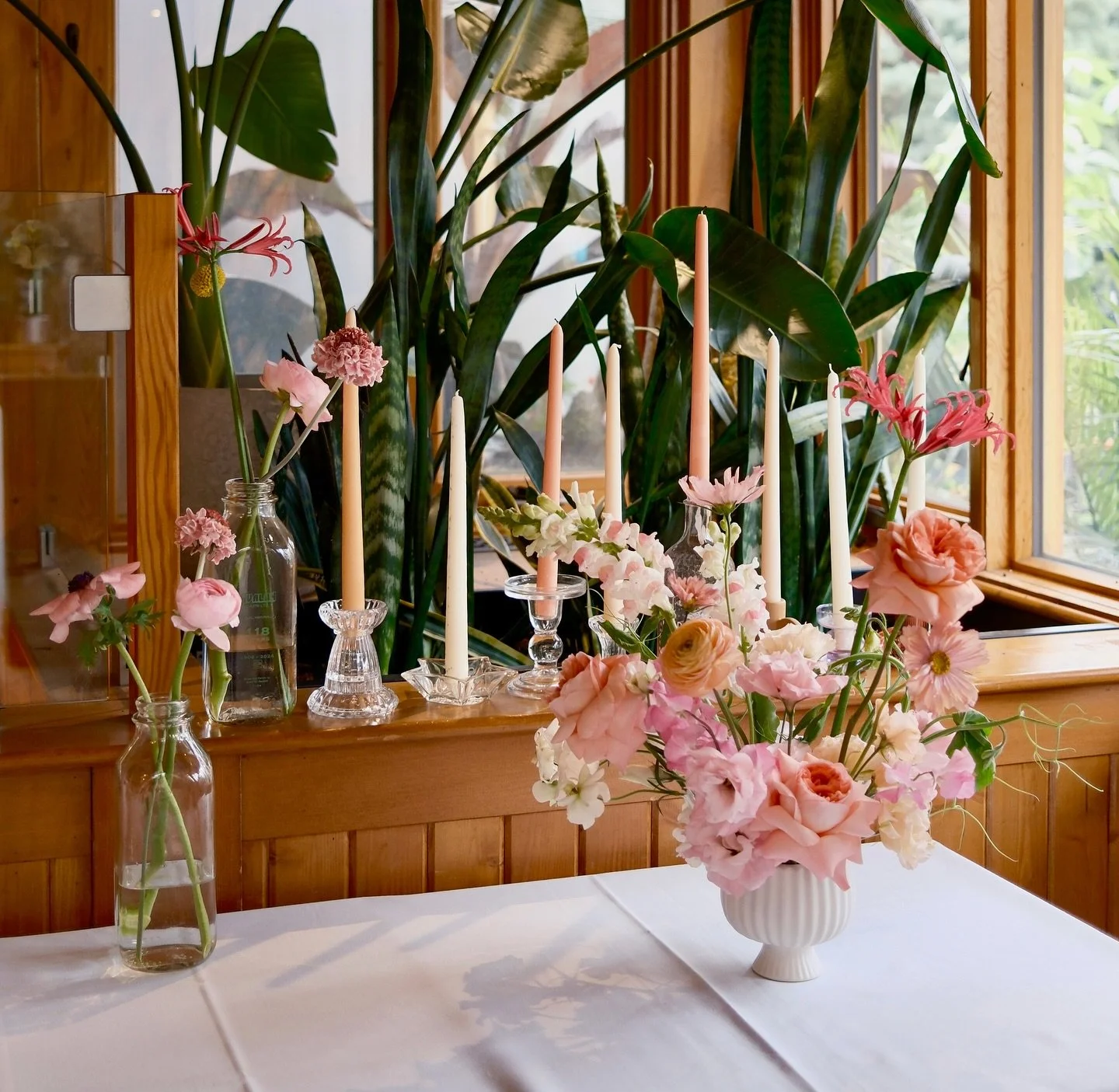 Sweet film shots ✨✨ Warm and colourful wedding florals for H+J 

Florals: @glimmer_vast 
Venue: @parkbysidewalk 

Intimate Celebration | Wedding Florals | Floral Design | Calgary Weddings | YYC Florist