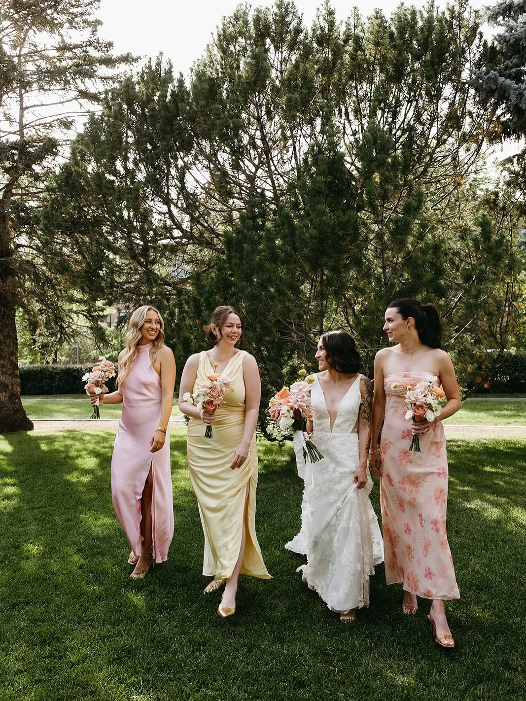 Effortless and modern sneak peeks 💌 A perfect day in September celebrating the coolest and sweetest couple! 

Photographer @zoesnooksphotography 
Florals @glimmer_vast 
Venue @theinncalgary 
Wedding Coordinator @thats.amore.yyc 

#fallweddings #wedd