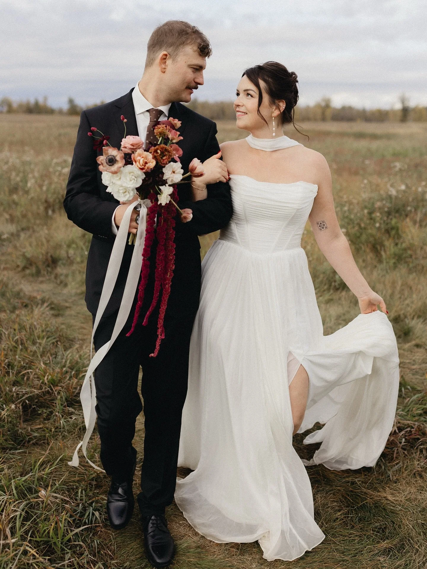 Can&rsquo;t get over how stunning this gallery is! 

Can&rsquo;t stop thinking about these florals! 

Can&rsquo;t believe I was part of such a gorgeous day with an incredible team of vendors ❤️❤️❤️

Photographer @_alexandra_weddings 
Florist @glimmer