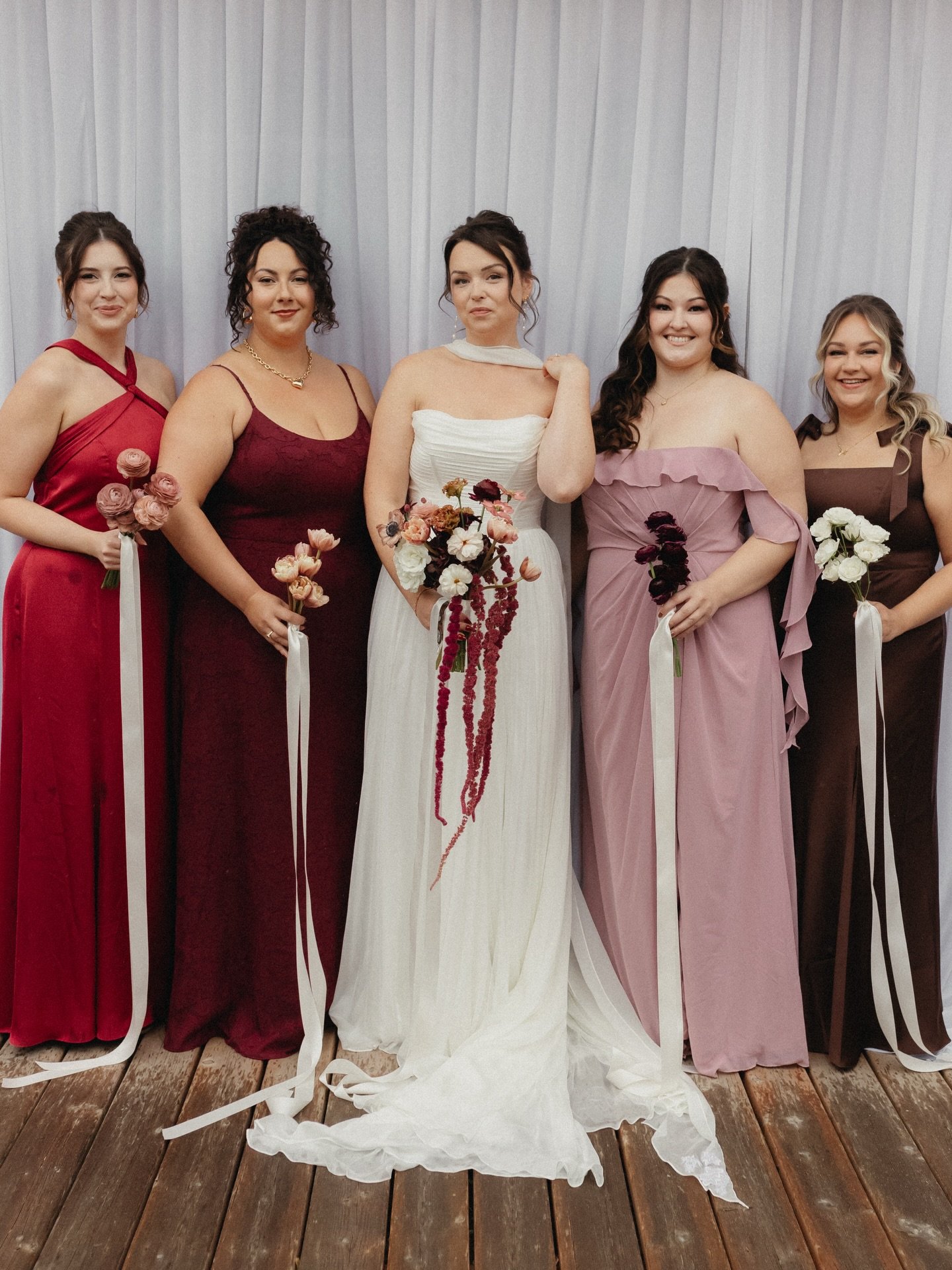 Single-variety bouquets are having a moment, and I&rsquo;m here for it! They&rsquo;re such a sweet and intentional way to tie in your bridesmaids 🫶🏻

The colour palette was finally perfect for Taylor and her gals. Each bridesmaid bouquet featured o