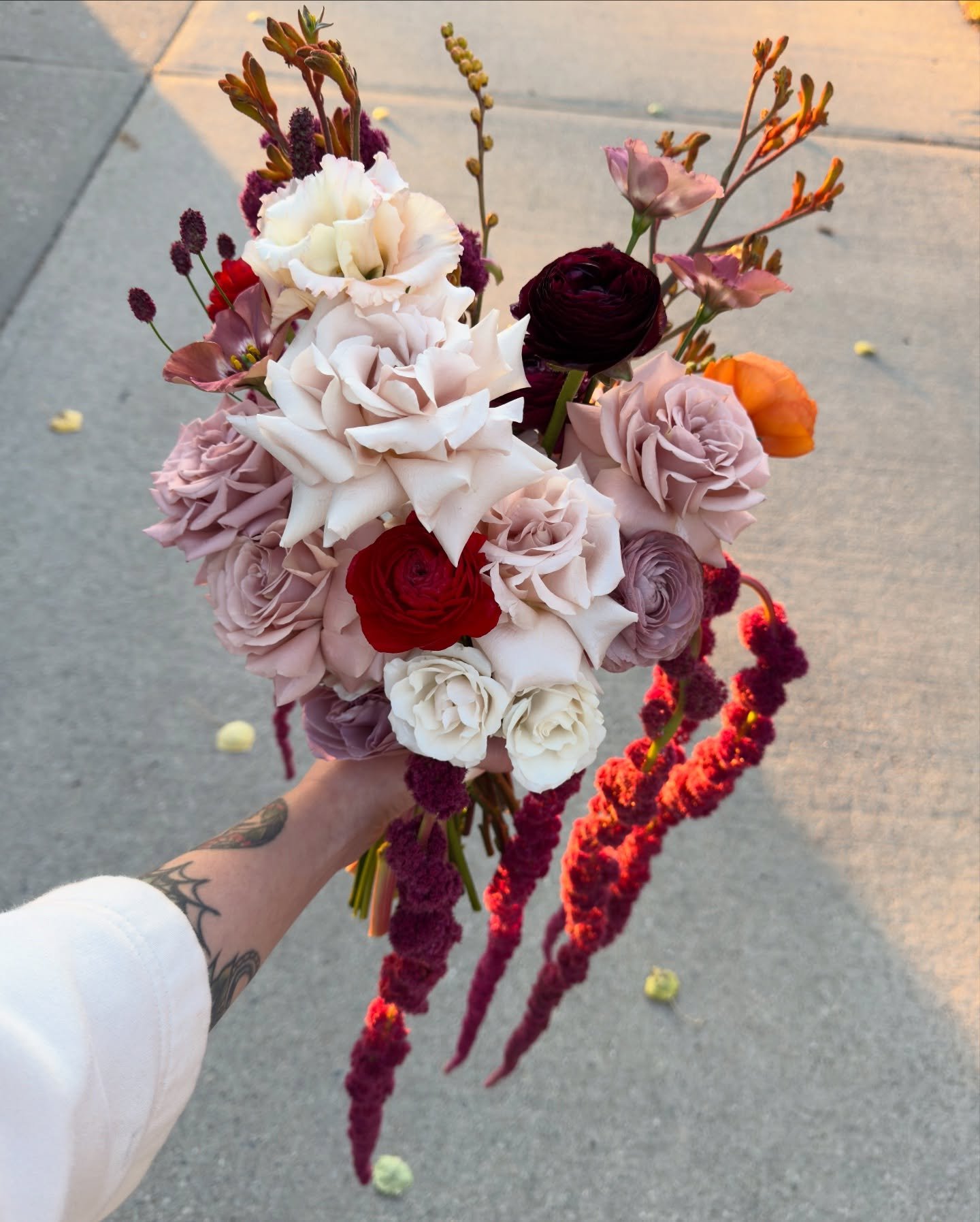 H&amp;M 
Behind-the-scenes moments from the last wedding of the season ✨✨

Heather&rsquo;s floral vision centred around warm, rich tones with a touch of moodiness. She wanted arrangements that felt organic and wild, and a colour palette that echoed h