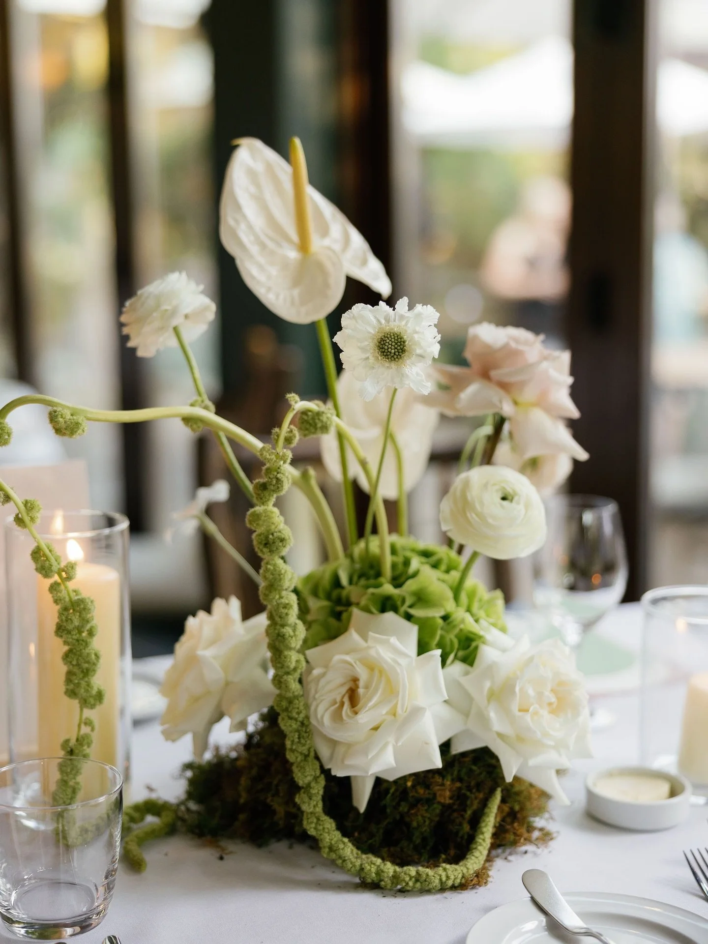 Table details for L &amp; C at the beautiful @rivercafeyyc 

Photographer: @northofsummer.ca 
Second Photographer: @jasminejonesphoto 
Florist: @glimmer_vast 
Coordination: @thedayofdiva 

Calgary Weddings | Floral Design | Table Centrepiece | Sculpt