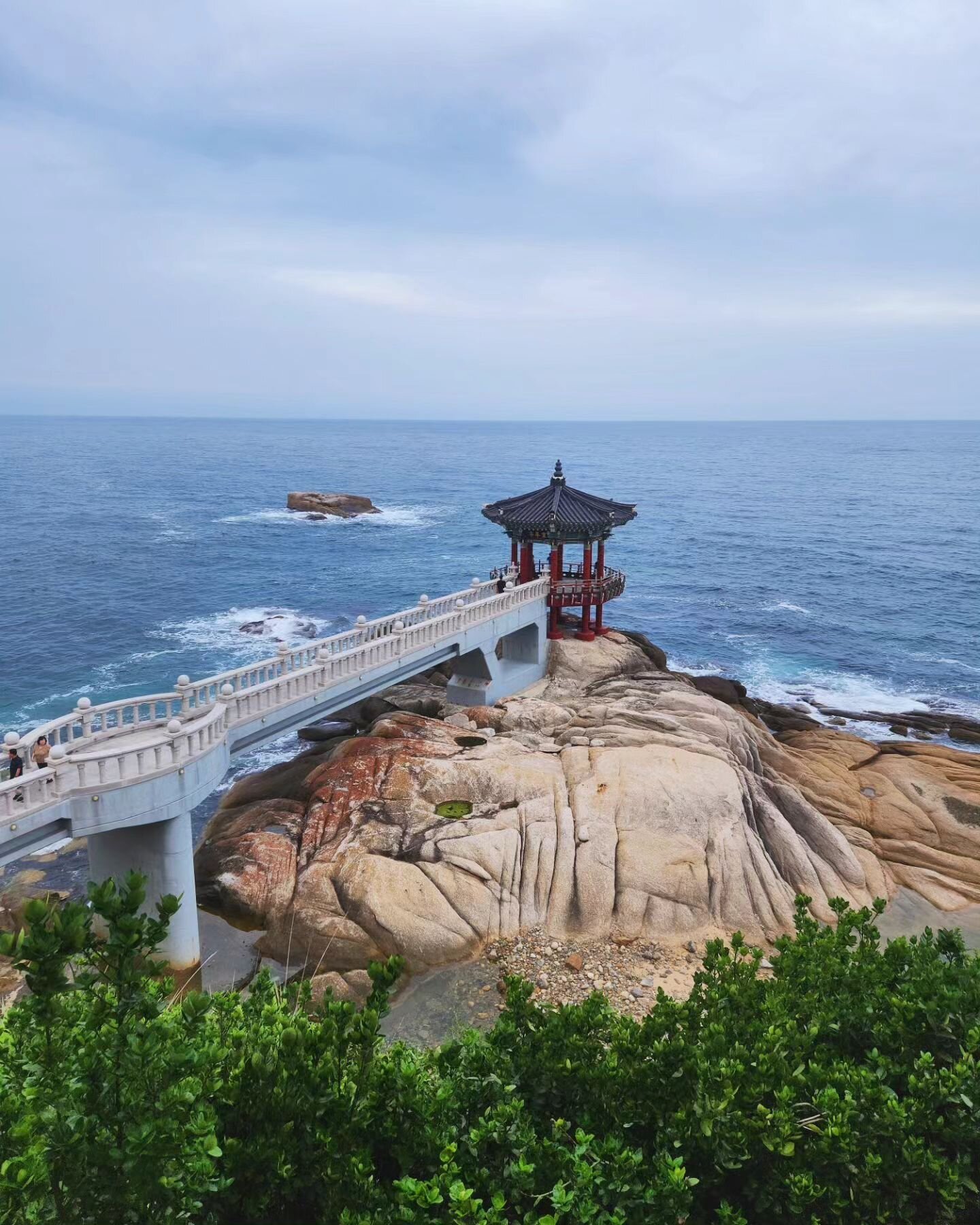 a summer in sokcho 🇰🇷 

recounting my perfect day in sokcho last july ☺️ this was my first time travelling solo outside of familiar seoul, so it was definitely nerve-racking. but sokcho instantly made me feel  welcomed 😌 new video up on my yt chan