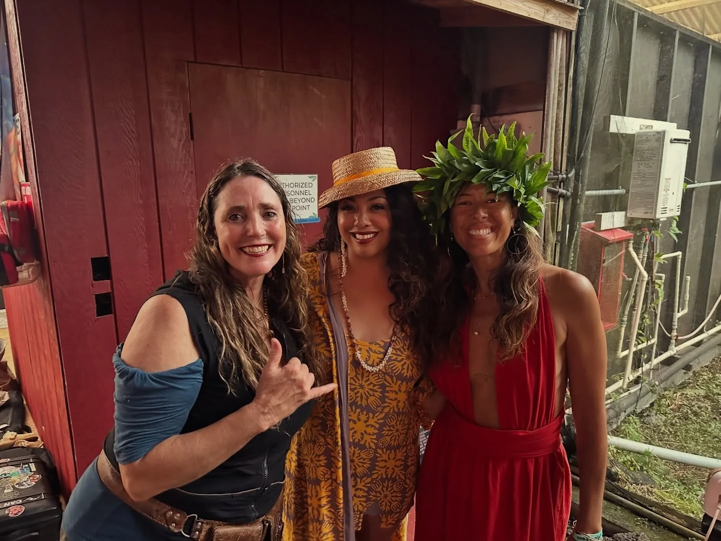 ✨ MANA FEST is in full bloom 🌺

Yesterday was incredible. The energy, the voices, the connection 🔥
Aloha Friday was filled with powerful Hawaiian wisdom and special moments. The opening ceremony was beautiful. Reconnections and amazing music. Amazi