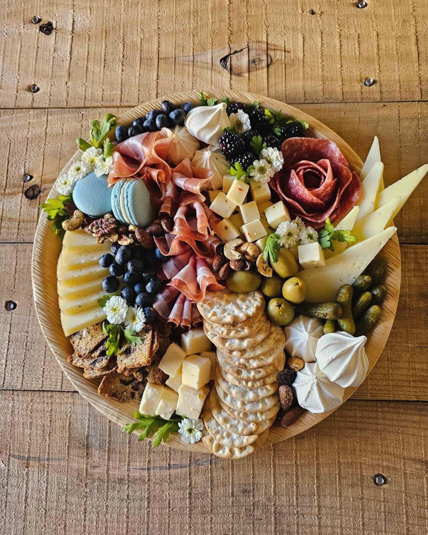 Here&rsquo;s a cute 13&rdquo; board sent with the BOY board we previously shared💙🦋

It was our first time using chamomile and I am OBSESSED! Bring on the spring! 🌼

#charcuterie #grazingtable #utahcharcuterie #utahgrazingtable #utahcountycharcuter