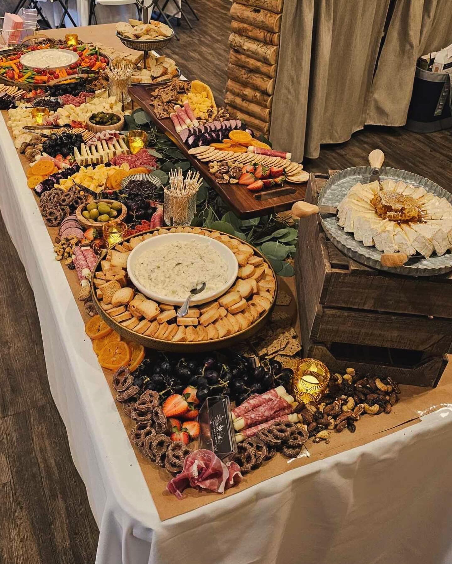 I&rsquo;m a little biased, but doesn&rsquo;t this look so yummy? 😍🤤

I absolutely love doing wedding receptions, since my husband always joins me &amp; we always have so much fun! ❤️

#utahcharcuterie #utahgrazingtable #utahcountycharcuterie #utahc