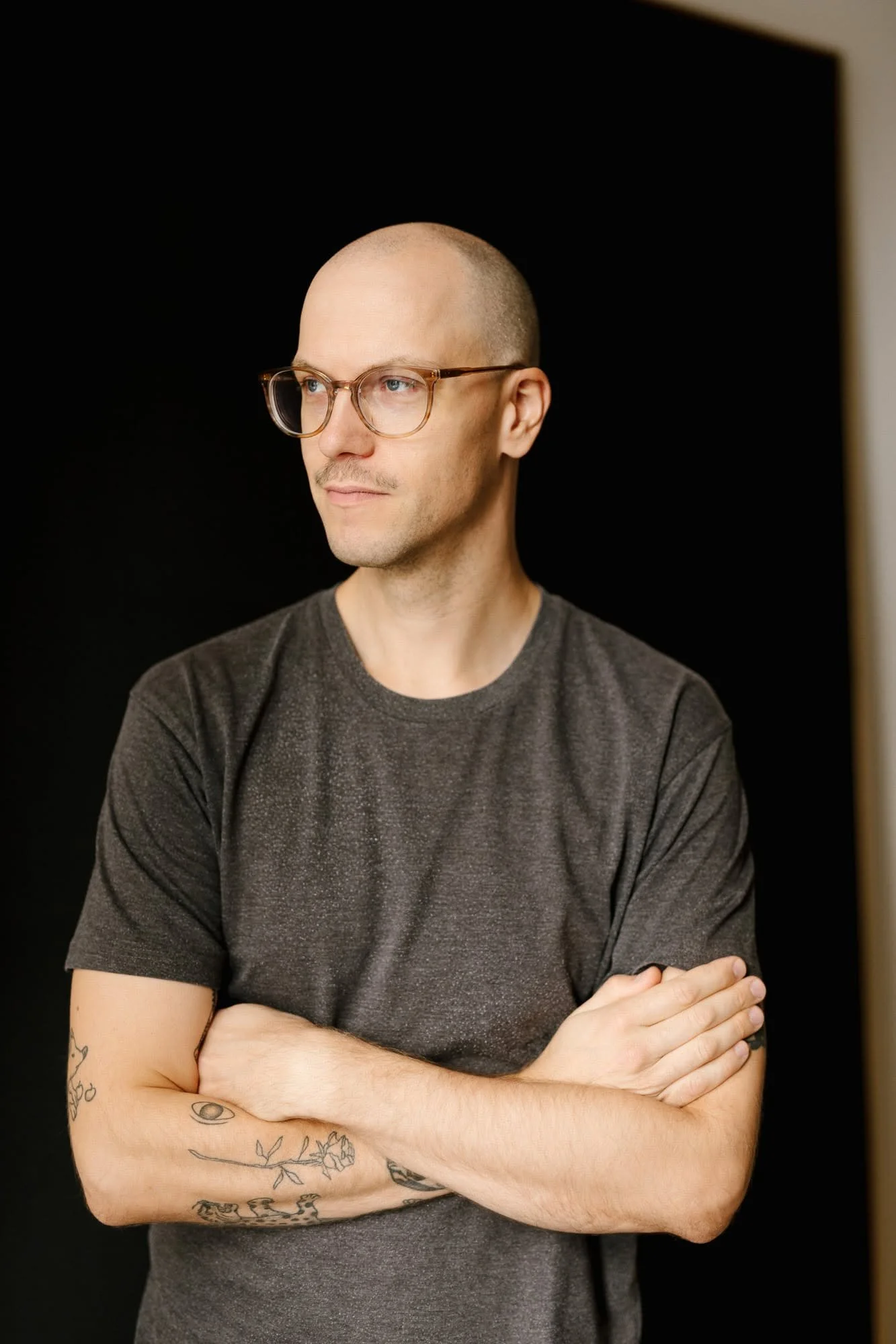 mann-schwarzer-hintergrund.branding-fotograf.jpg