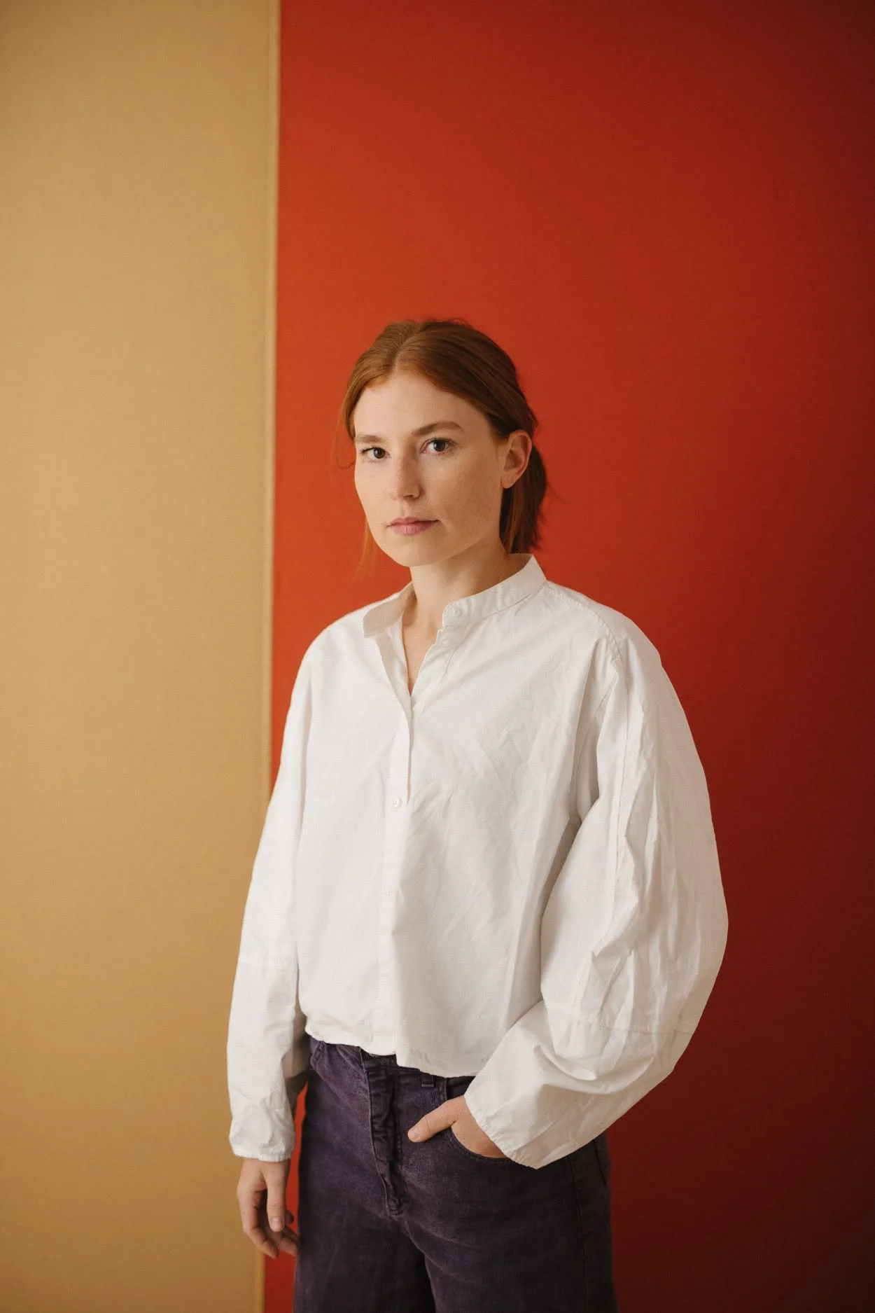 brand-portrait-frau-bunter-hintergrund.jpg