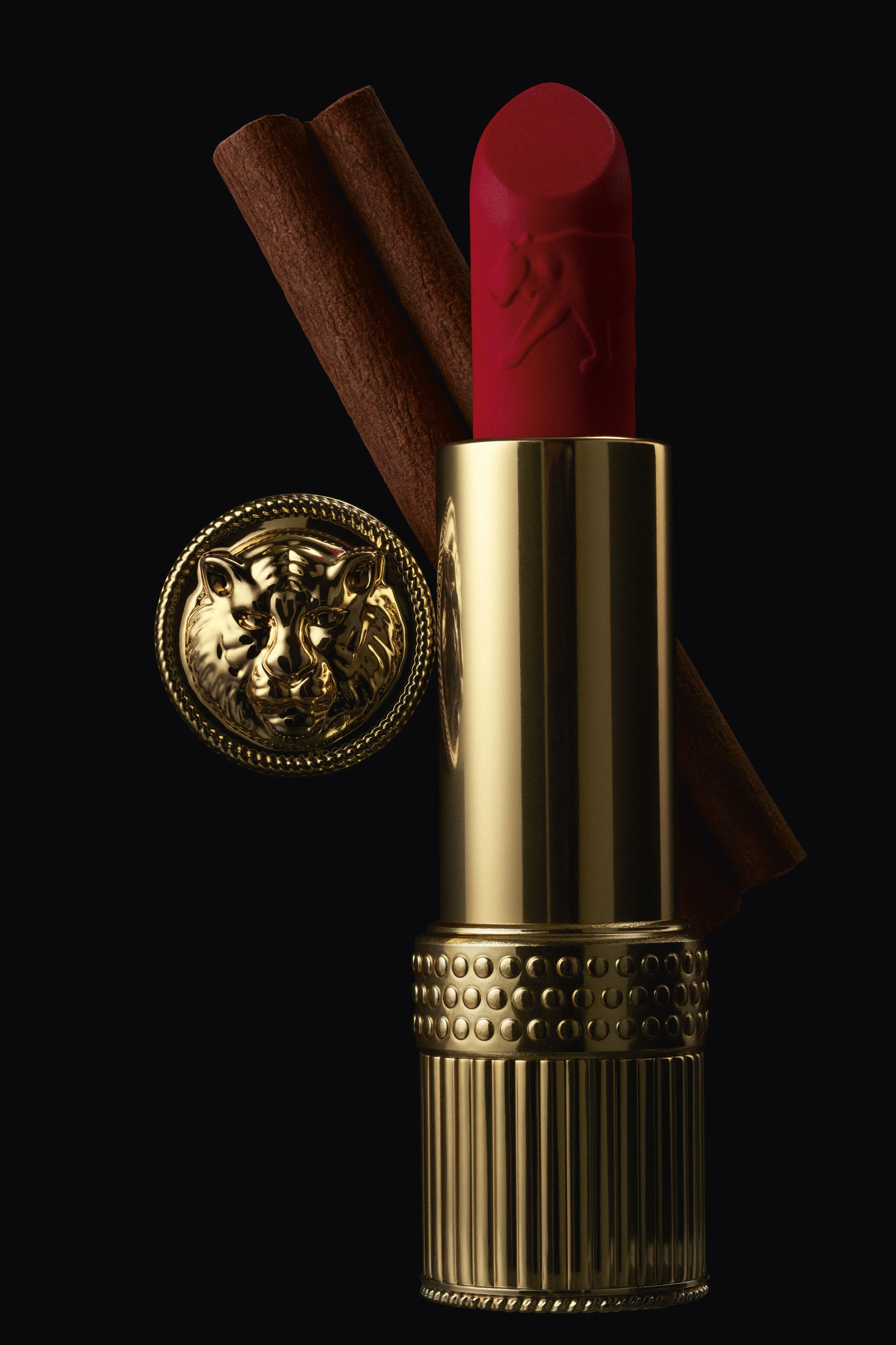 FL23_DIGITAL_EL_x_Sabyasachi_Lux_Product_Stills_03_0336_0346_R300_REL.jpg