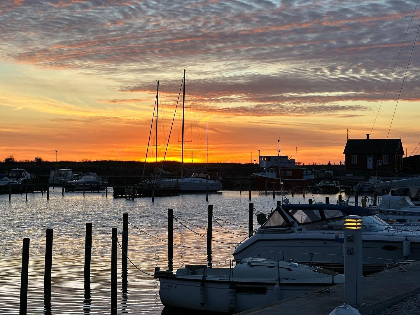 Vi &ouml;nskar er alla en fin alla helgons dag med denna vackra utsikt fr&aring;n restaurangen 🧡 #ilfaro #ilfaroviken #viken #vikenshamn #allahelgonsdag