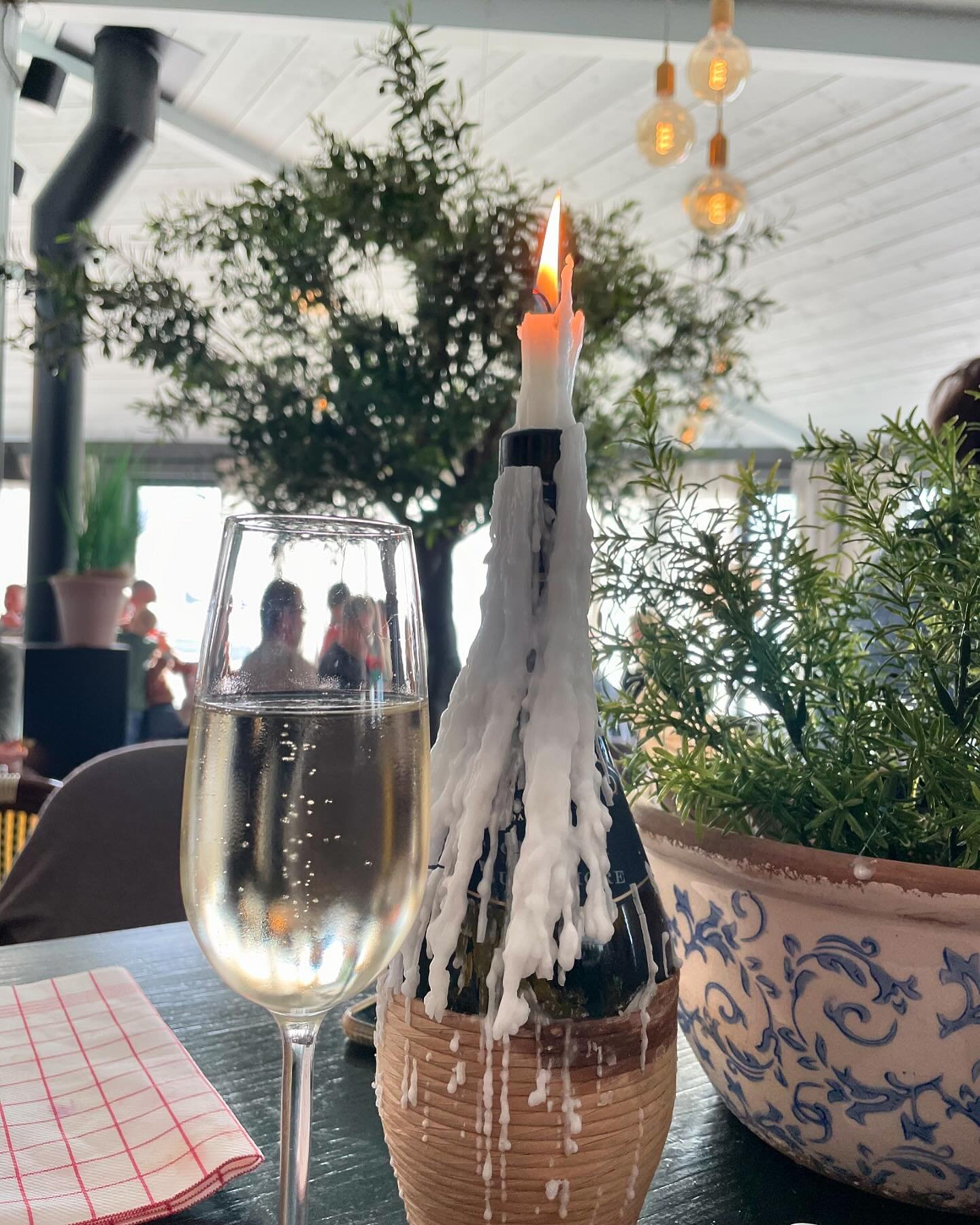 Vi fick feeling nu n&auml;r chefen &auml;r borta och kommer k&ouml;ra tv&aring; fredagar i rad med bubbel f&ouml;r 50:- glaset mellan 17-19 ✨🥂✨ Ta med en v&auml;n dela en pizza eller varf&ouml;r inte lite ost &amp; chark! K&auml;nns v&auml;l som en 