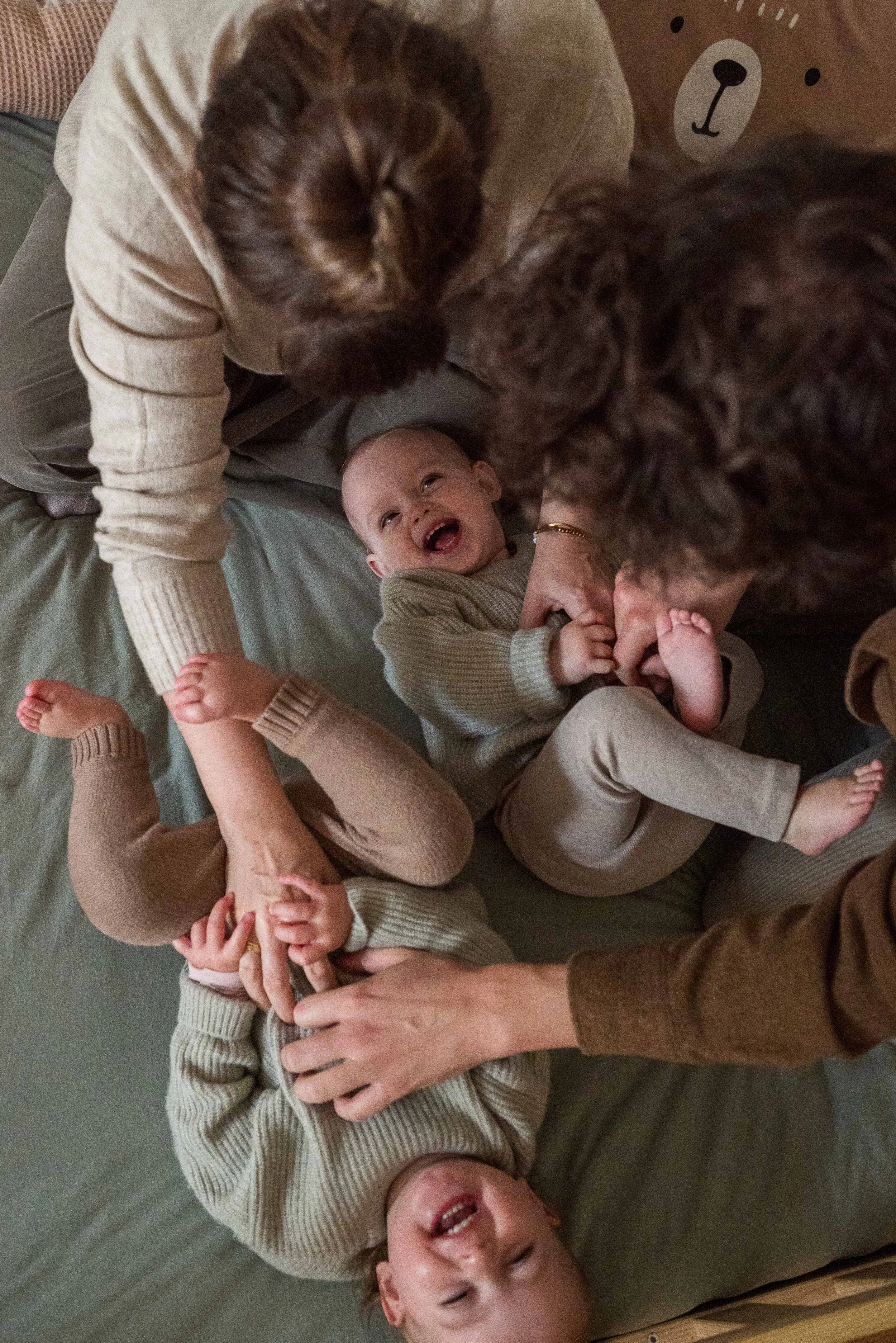Natürliche Lifestyle-Familienfotos während einer Foto-Homestory in Hamburg
