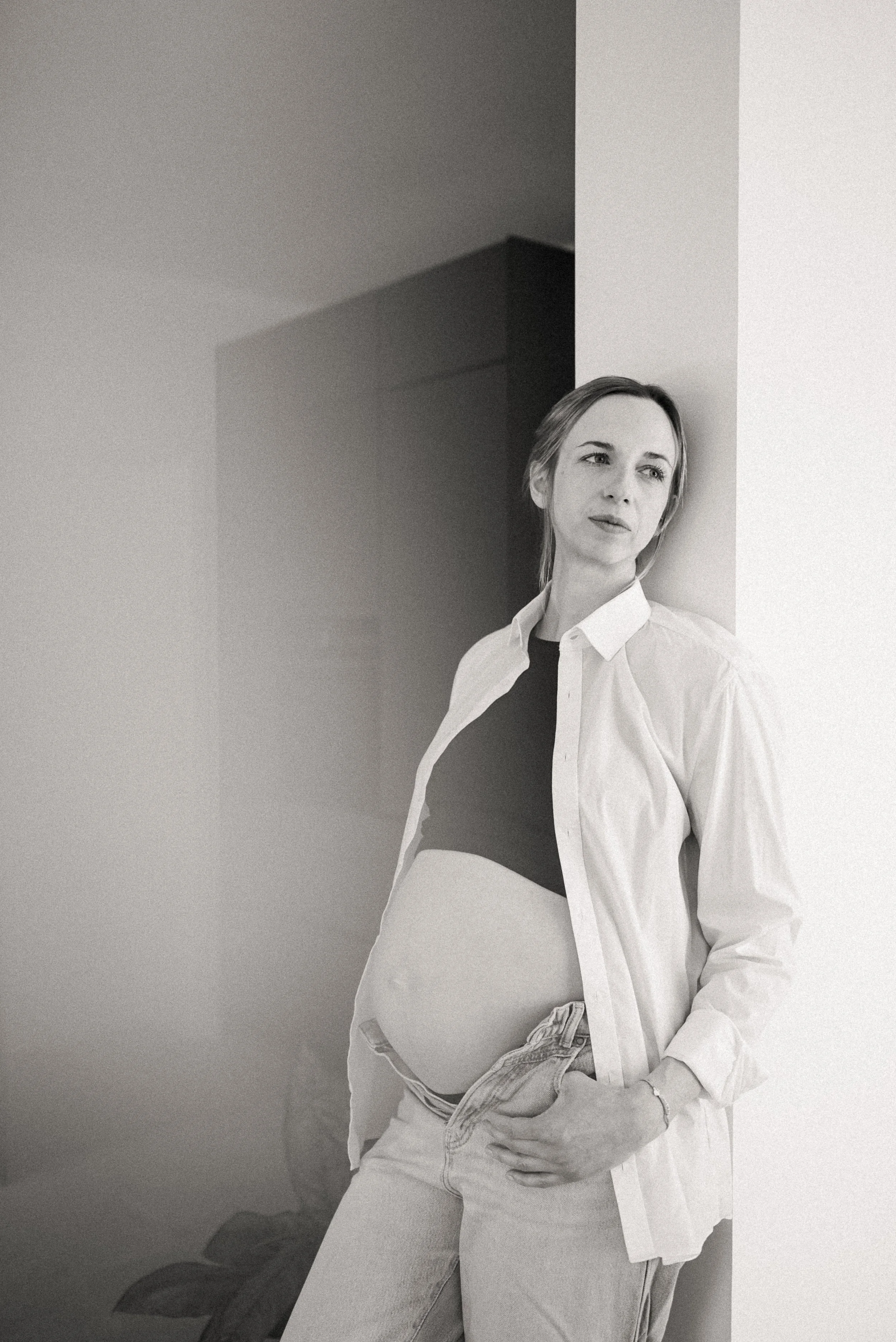 Schönes Foto einer schwangeren Frau in schwarz-weiß von der Fotografin Tamari Arosenko