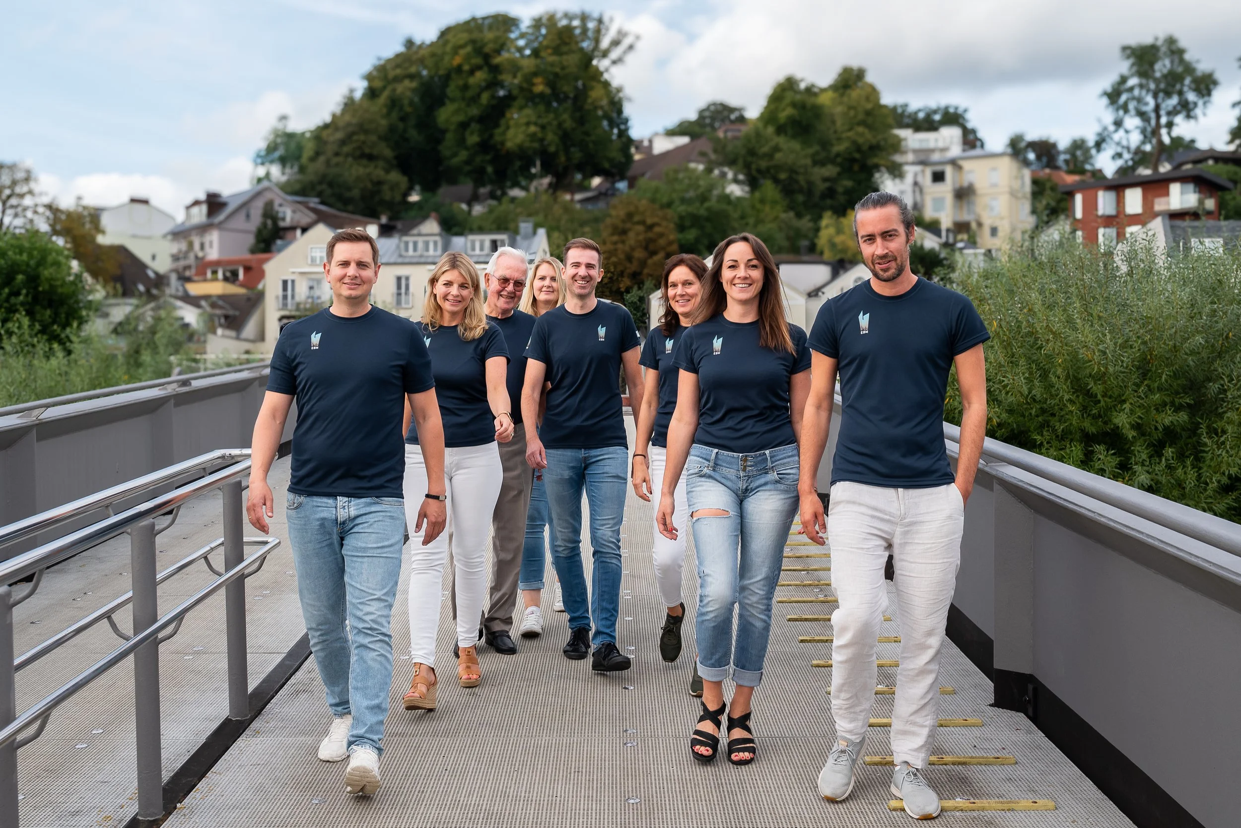 Moderne Teamfotos an der Elbe