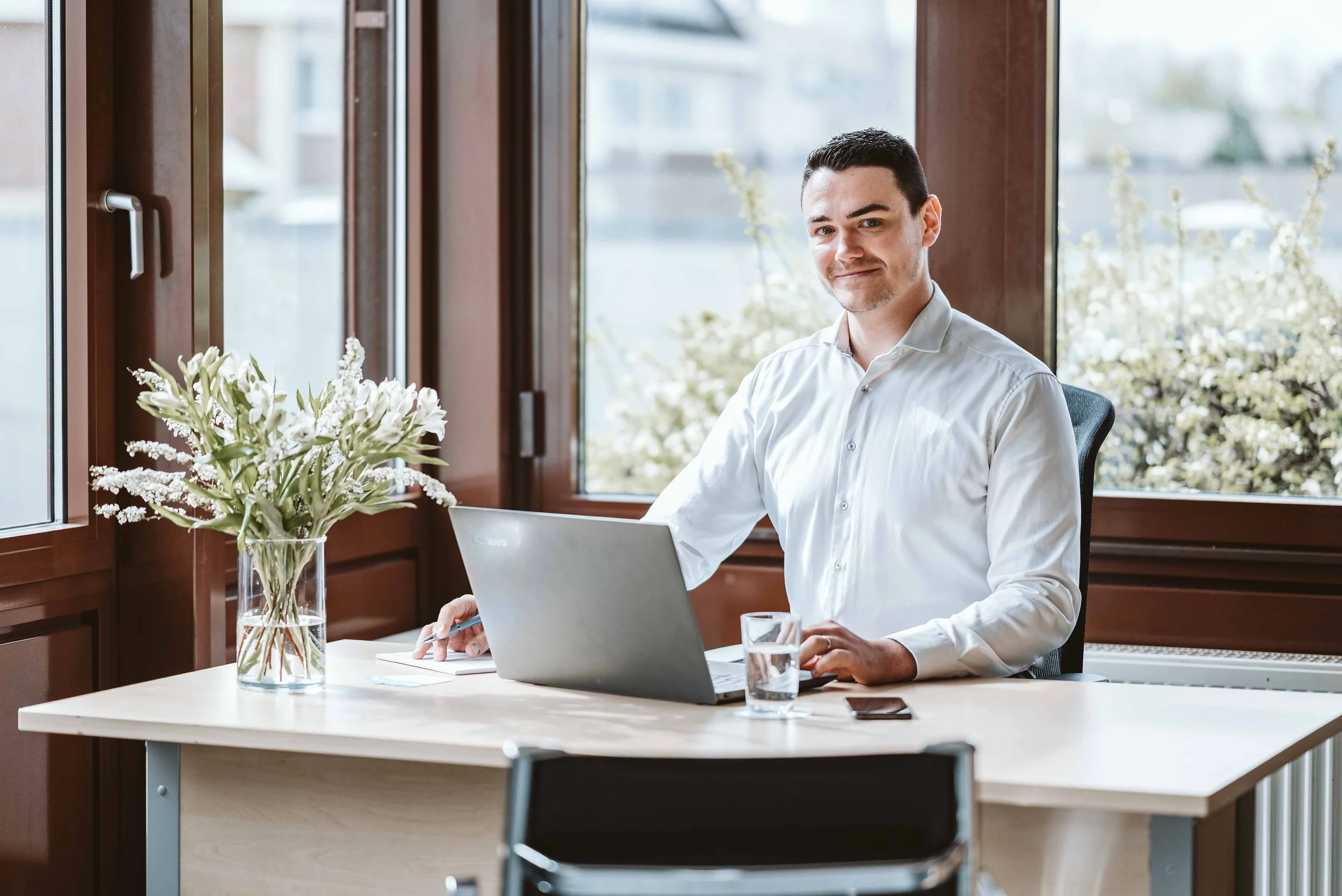 Unkomplizierte Business Portraits im eigenen Office