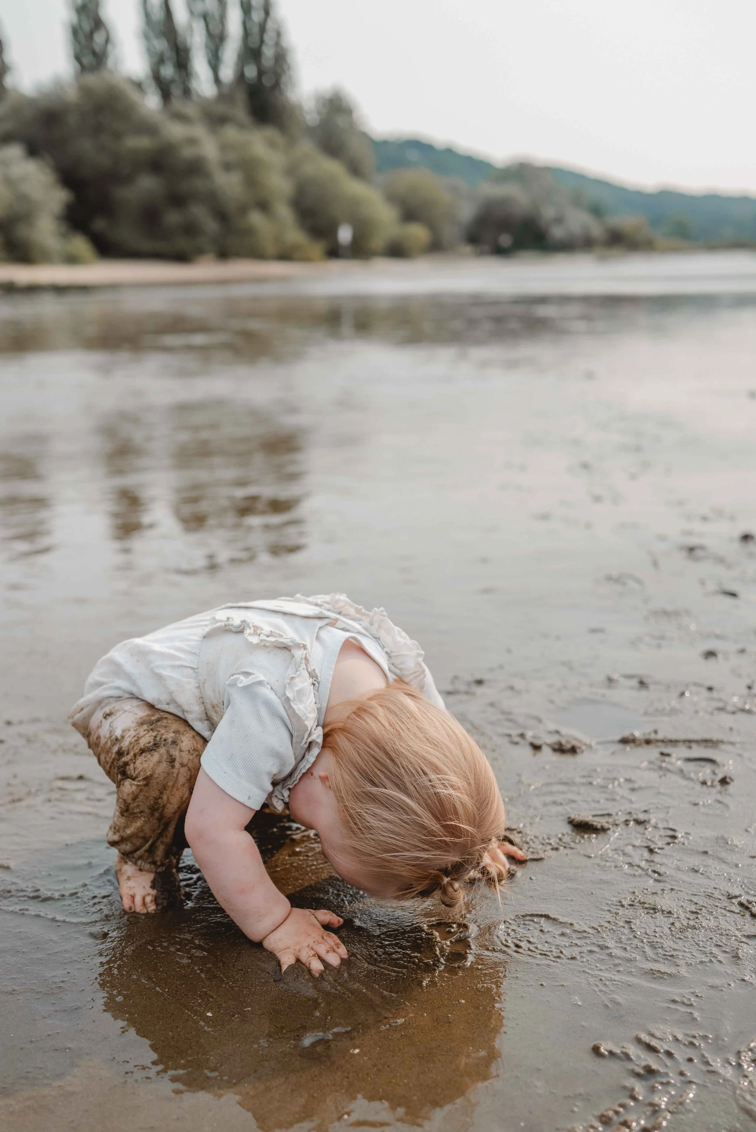 Natürliche Lifestyle-Familienfotos während eines Familien Fotoshootings in Hamburg an der Elbe