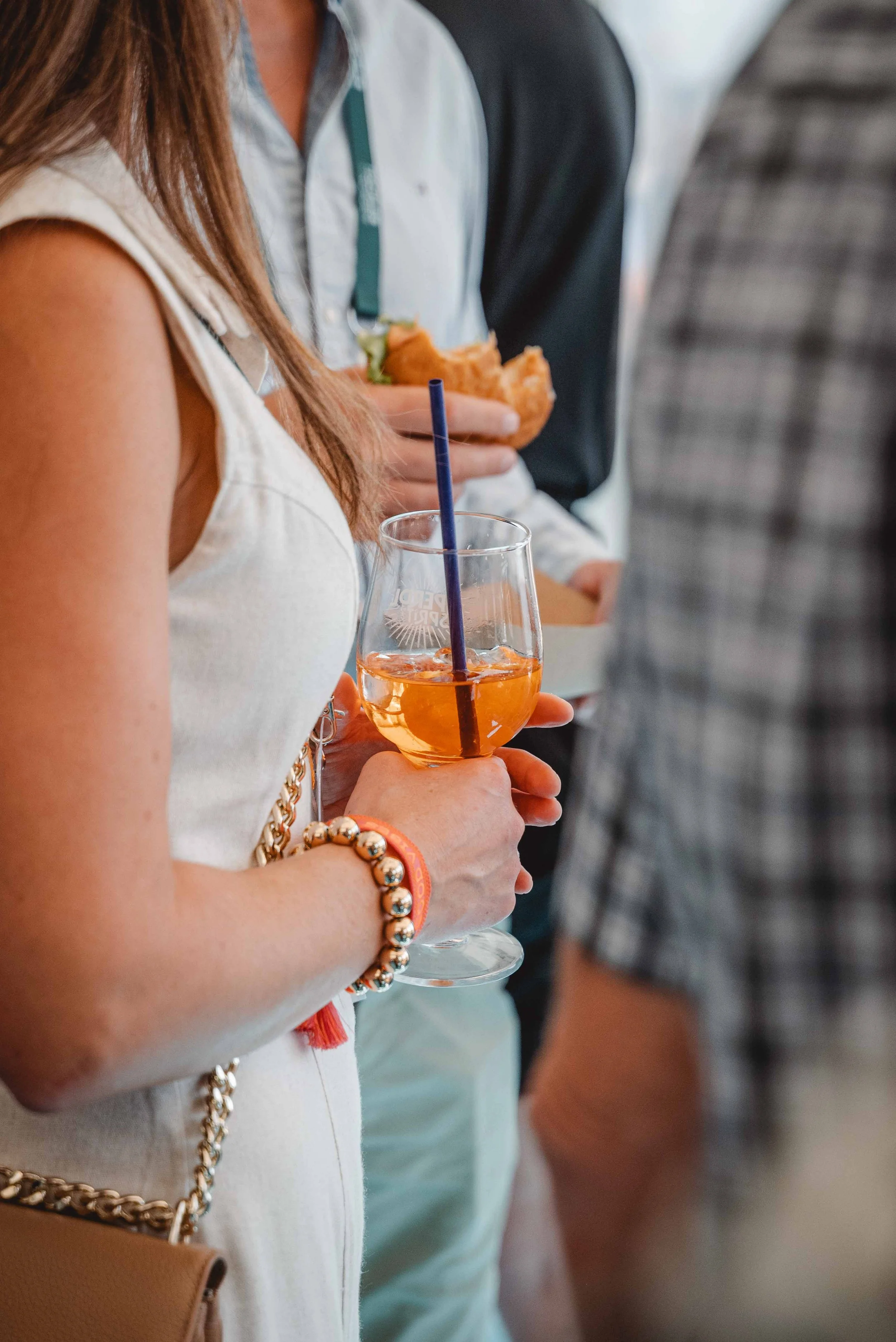 Foto von einer Firmenfeier im Hamburger Hafen mit Getränken und fröhlichen Mitarbeitern