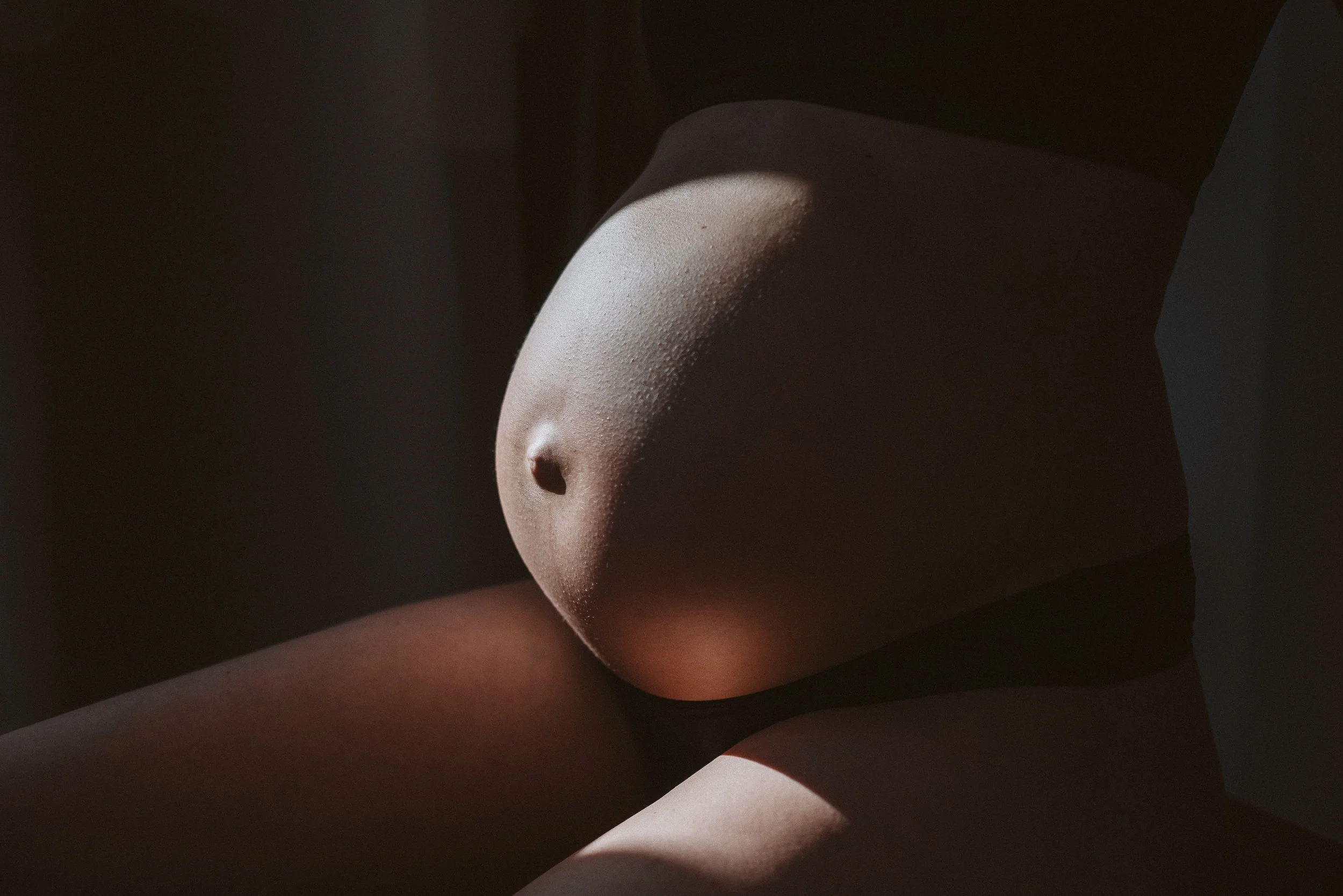 Schwangerschaftsfoto in der Sonne von der Fotografin Tamari Arosenko