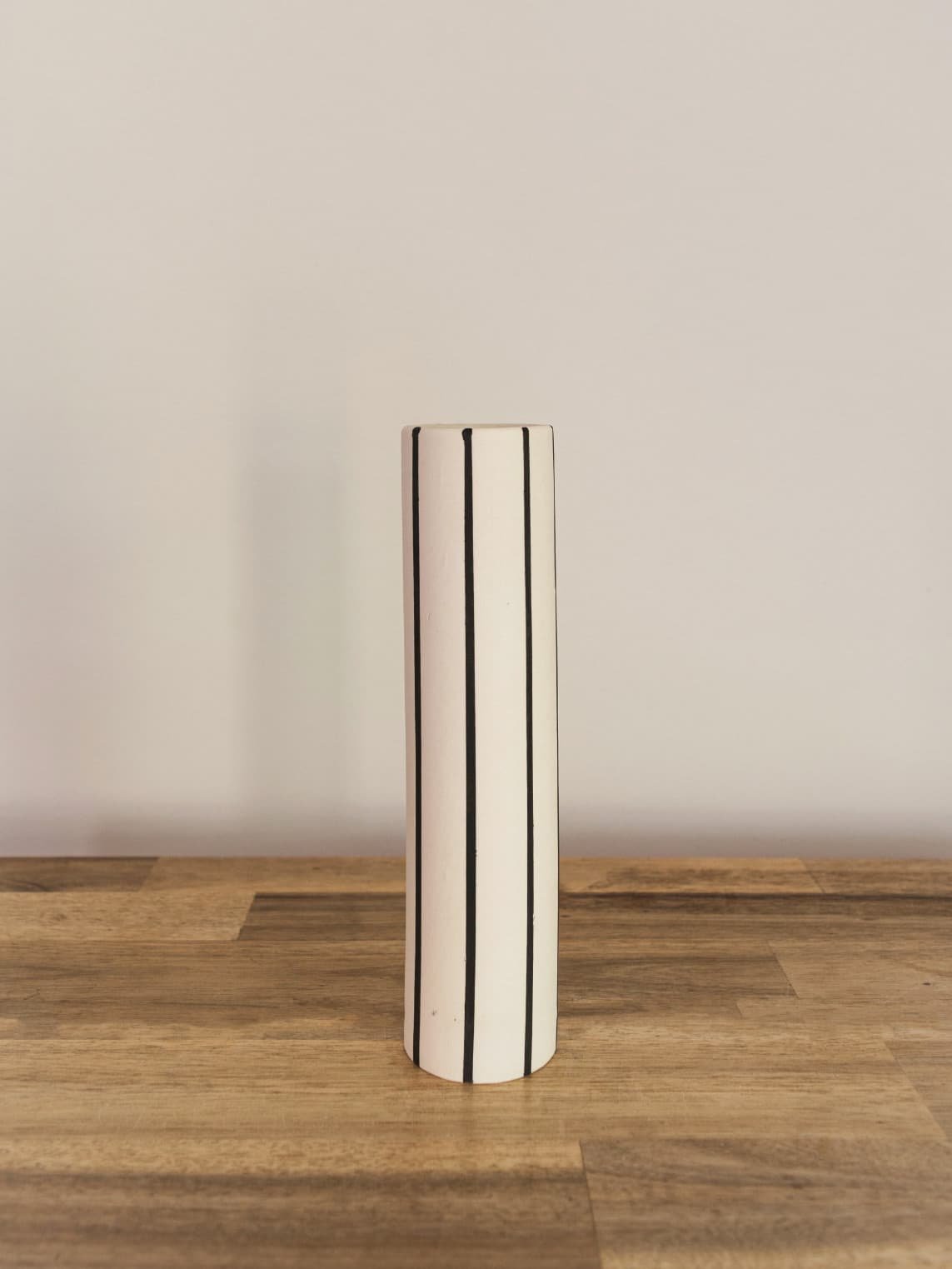 aeyom_vase_black_white.jpg