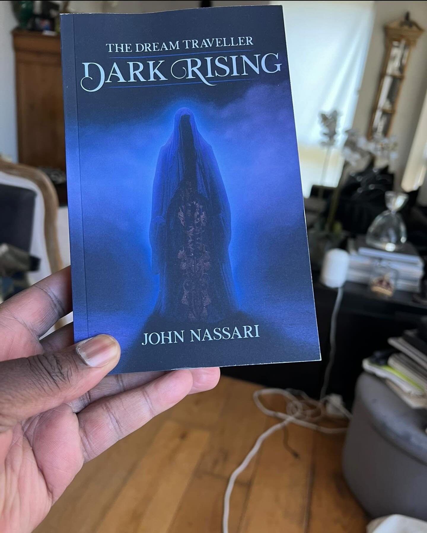 @erroldouglashair the best hairdresser in London, receiving my book: The Dream Traveller: Dark Rising!
#debt 
#darkfantasy 
#fantasy 
#johnnassari 
#thedreamtravellerdarkrising