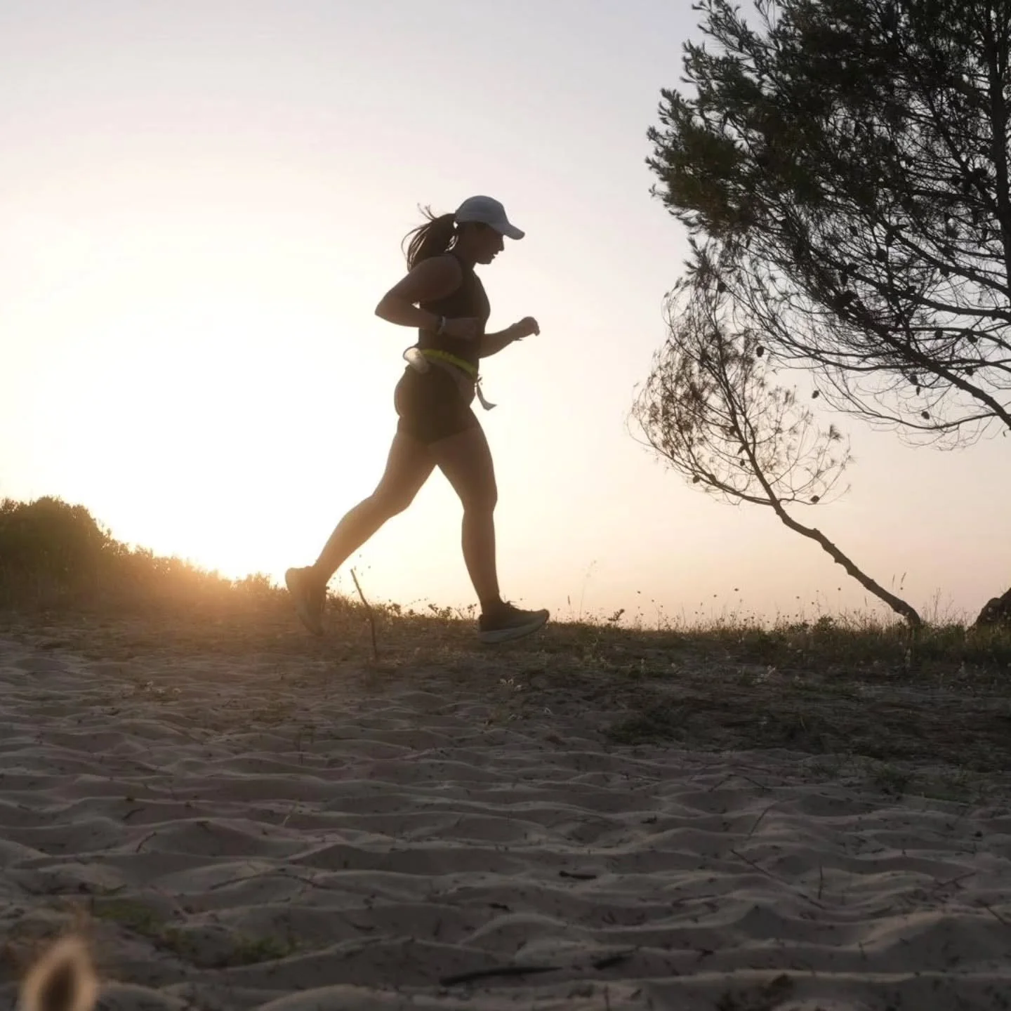Et on termine en beaut&eacute; ! 🔥 8H d'effort intense &agrave; travers les for&ecirc;ts et les marais des Portes-en-R&eacute;.

Un d&eacute;cor absolument &eacute;poustouflant... pour un finish qui l'est tout autant ! 🏃&zwj;♂️💨

@fabiendebard_pho