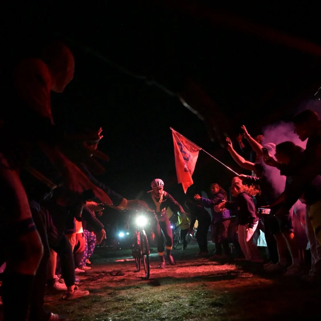 🌙 La nuit est tomb&eacute;e, mais la course continue.
Des kilom&egrave;tres aval&eacute;s, une farandole de frontales, des jambes qui br&ucirc;lent&hellip; et surtout une ambiance compl&egrave;tement folle. 🔥🚴&zwj;♂️

Au c&oelig;ur de ces 24h, cha