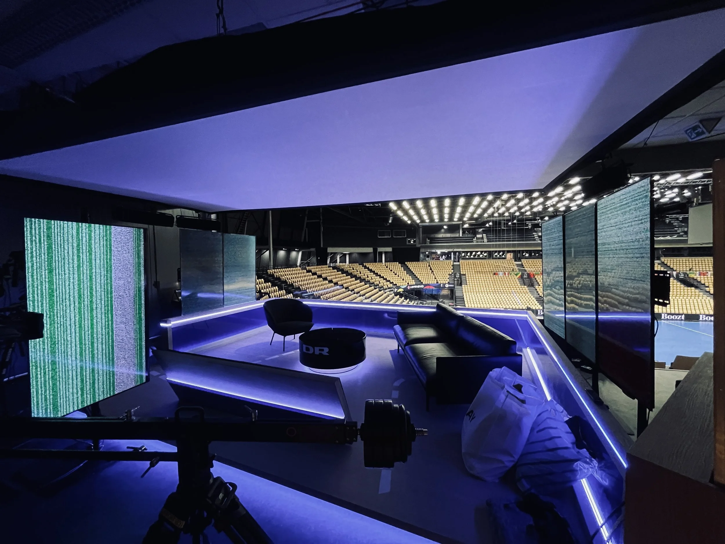 Byg en 6x3m softbox et umuligt sted - ja ok. 
Få lyset til at reagere på GPO signal fra OB-vogn.... Okay så... VM Håndbold TV studie. 