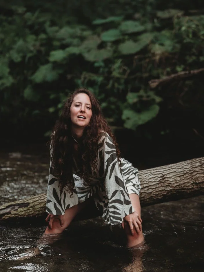 Hello ihr Lieben 🧡 

Ich bin Lisa, Somatic Facilitator, Nervous System Practitioner und Intimit&auml;tsforscherin.

Heute lebe ich eine innere Weite, die ich mir fr&uuml;her nicht vorstellen konnte. Ein K&ouml;rper, der nicht angespannt sondern lebe