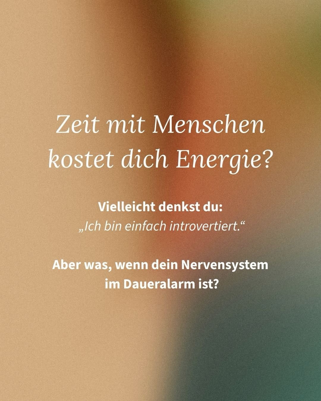 Viele Menschen glauben, sie seien introvertiert,
weil Zeit mit Menschen sie ersch&ouml;pft.

Oft steckt aber etwas anderes dahinter:
Ein Nervensystem, das im sozialen Kontakt st&auml;ndig auf Gefahr pr&uuml;ft.

Mir ging es jahrelang genau so.

Erst 
