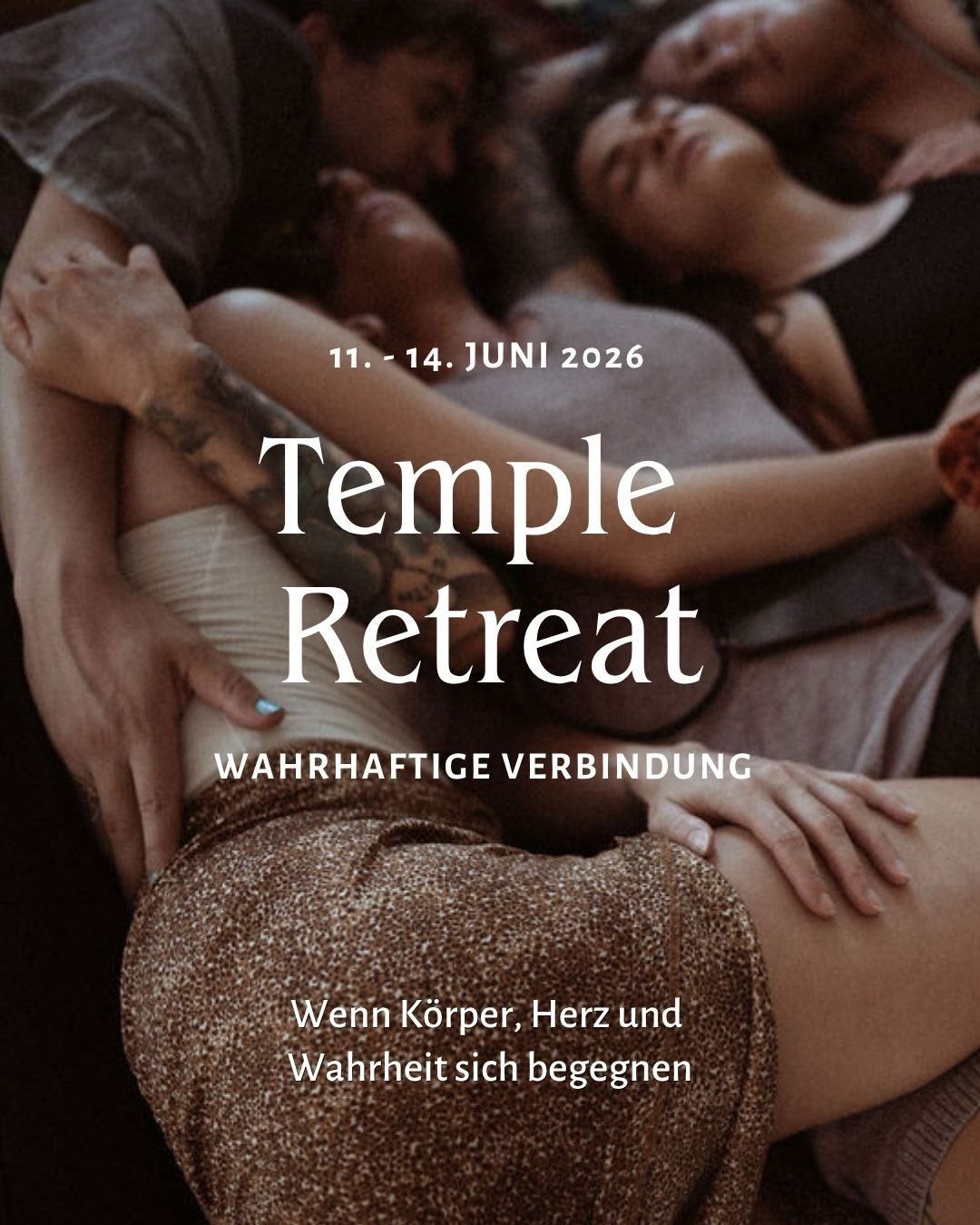 Es gibt Momente,
in denen wir pl&ouml;tzlich anders da sind.

Lebendiger.
Freier.
Ehrlicher.

Wir zeigen uns.
Gehen in Kontakt.
Und merken: So kann es sich auch anf&uuml;hlen.

Und gleichzeitig:

Dein K&ouml;rper.
Deine Sinnlichkeit.
Deine Lebenskraf