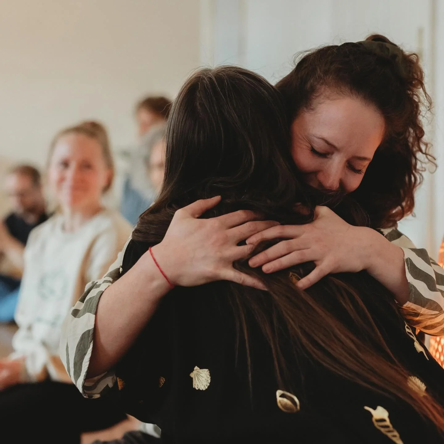 Am 21. M&auml;rz, zum Fr&uuml;hlingsbeginn, habe ich gemeinsam mit Jess von @wahrhaftyoga den neuen @heartspace.graz er&ouml;ffnet &ndash; gemeinsam mit mehr als 50 Menschen. Und ehrlich gesagt: es hat sich nicht wie ein Event angef&uuml;hlt, sondern