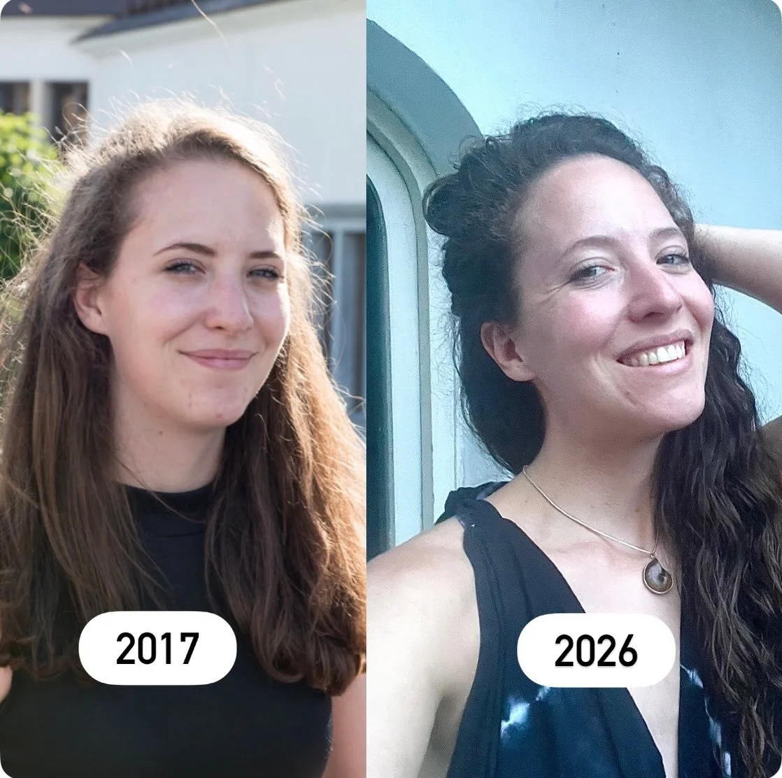 9 Jahre liegen zwischen diesen beiden Fotos.

Und was sich am meisten ver&auml;ndert hat?

Wie ich mich f&uuml;hle.

Bis weit in meine Zwanziger hinein habe ich mich im Kontakt mit anderen Menschen oft sehr unsicher gef&uuml;hlt. Ich hatte das Gef&uu