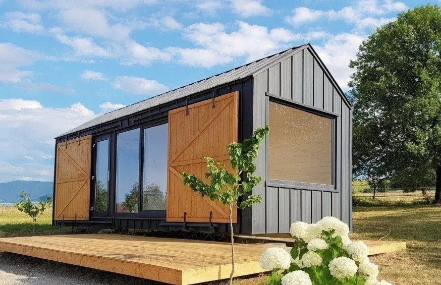 Cottage hier in Scheunen-Feeling. Rolltore verschließen den Eingang. für 2 Personen: entweder mit großem Wohn- & Essbereich, oder abgetrenntem extra Raum.