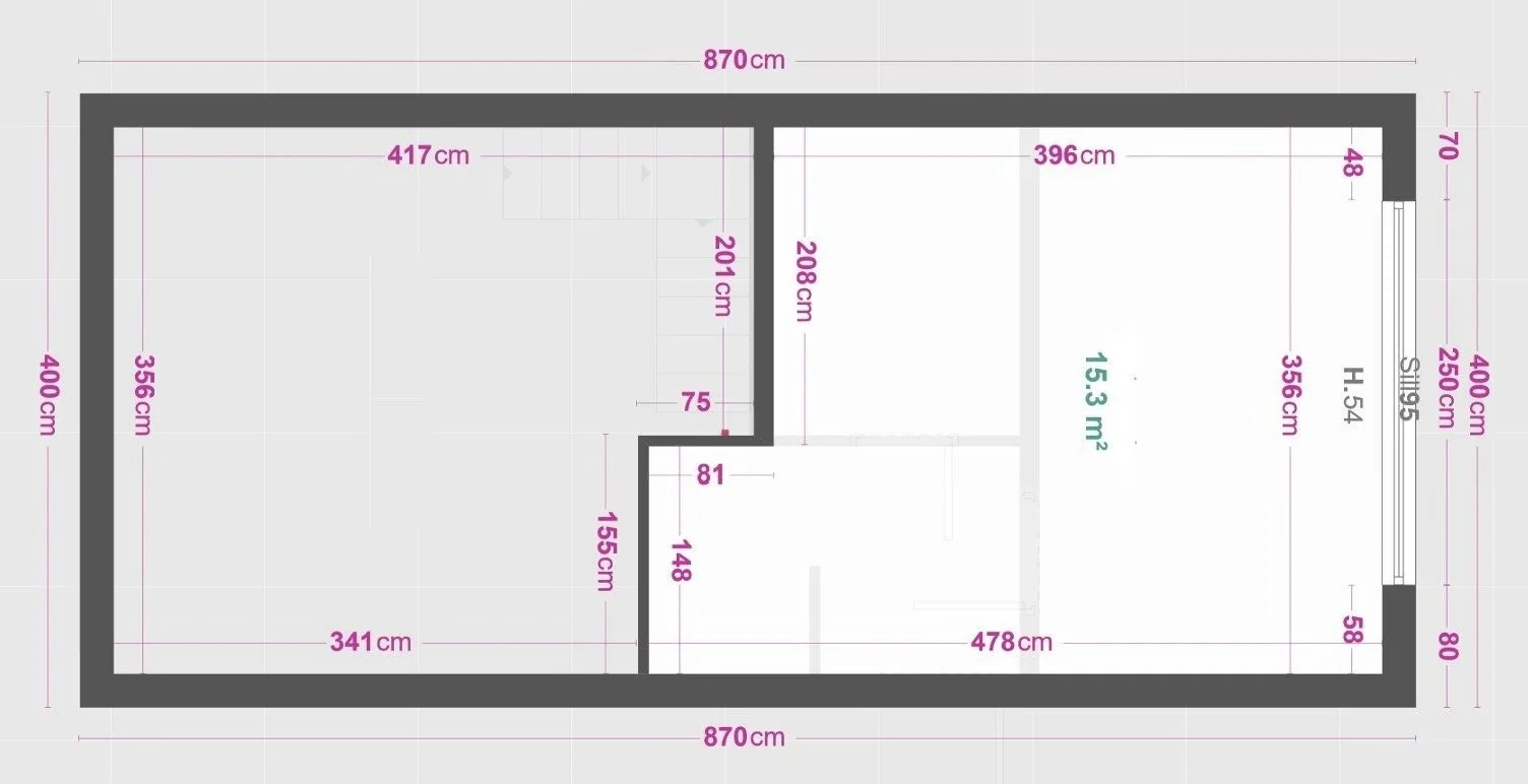 Grundriss eines rechteckigen Raumes mit Maßen in Zentimetern, Abmessungen für Wände, Fenster und Türen, inklusive Quadratmeterzahl. 