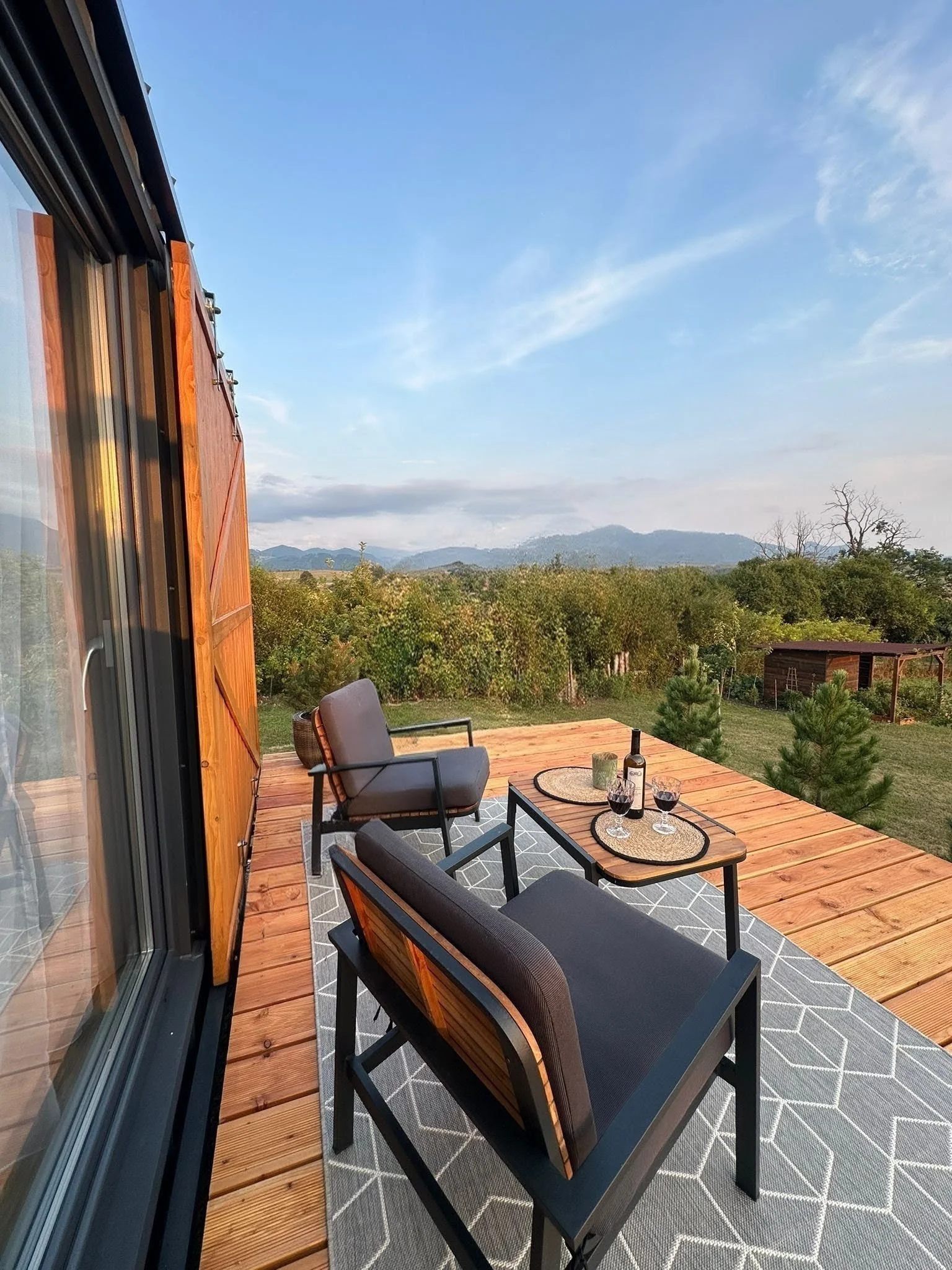 Unsere Terrassen-Module sind 2x3m und können je nach Vorstellung zusammengesetzt werden: nur 1 Modul oder komplett umlaufende Terrasse: ganz nach deiner Vorstellungskraft.