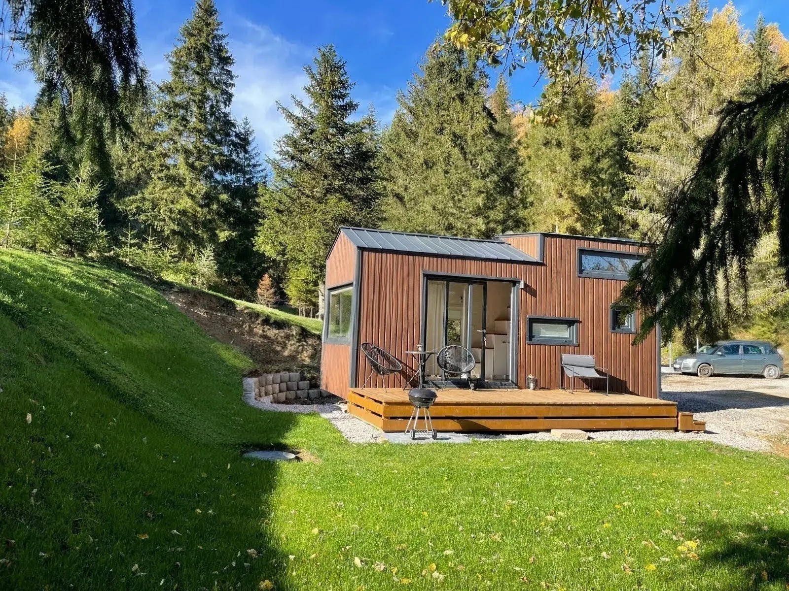 Allrounder mit Metall/Holzimitat-Fassade: mit 1- oder 2 Schlafebenen.