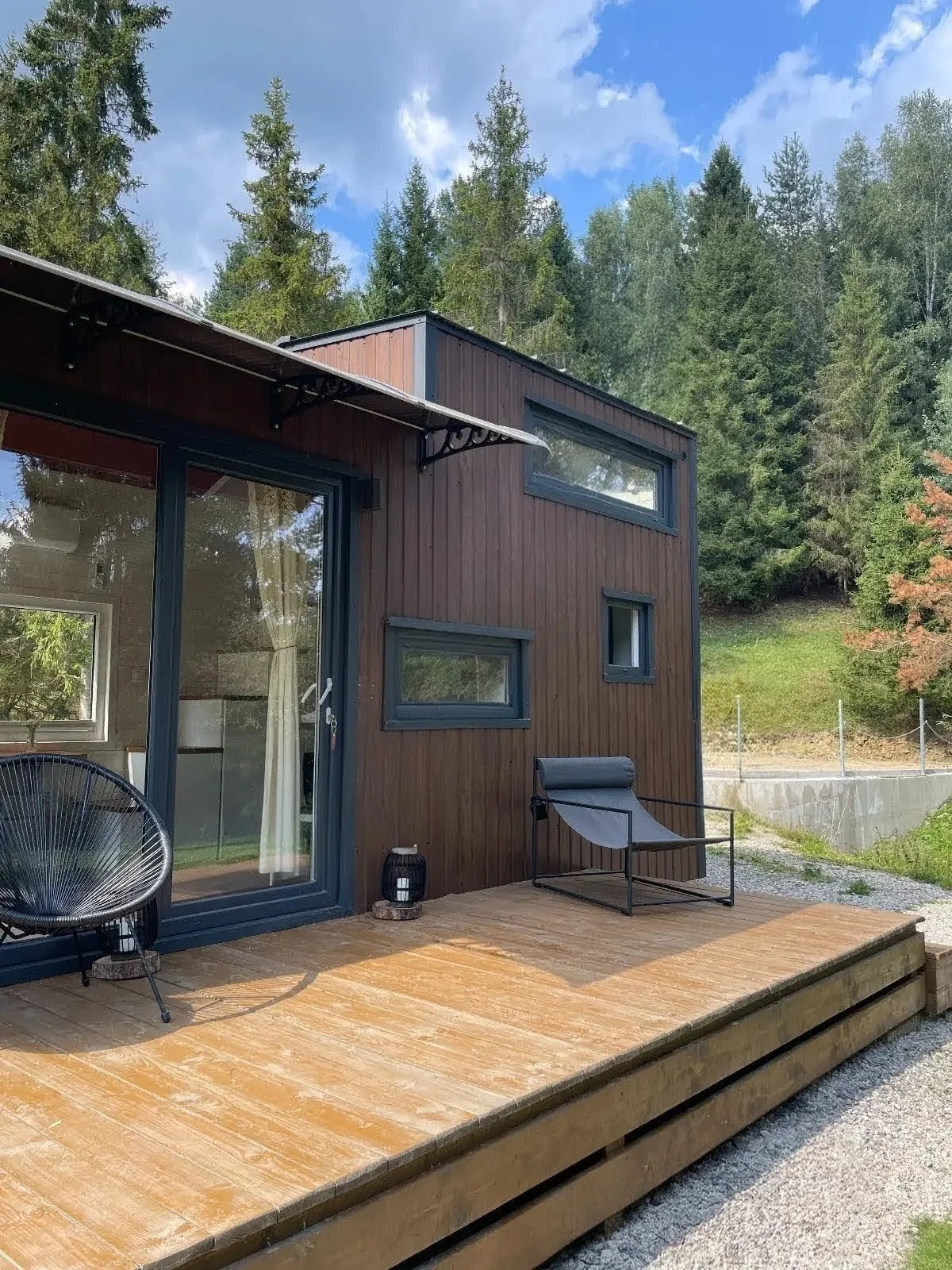 Allrounder mit Metall/Holzimitat-Fassade: mit 1- oder 2 Schlafebenen.