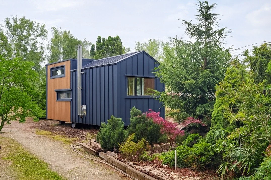 Allrounder mit Metall/Holzimitat-Fassade und Holzofen: mit 1- oder 2 Schlafebenen.