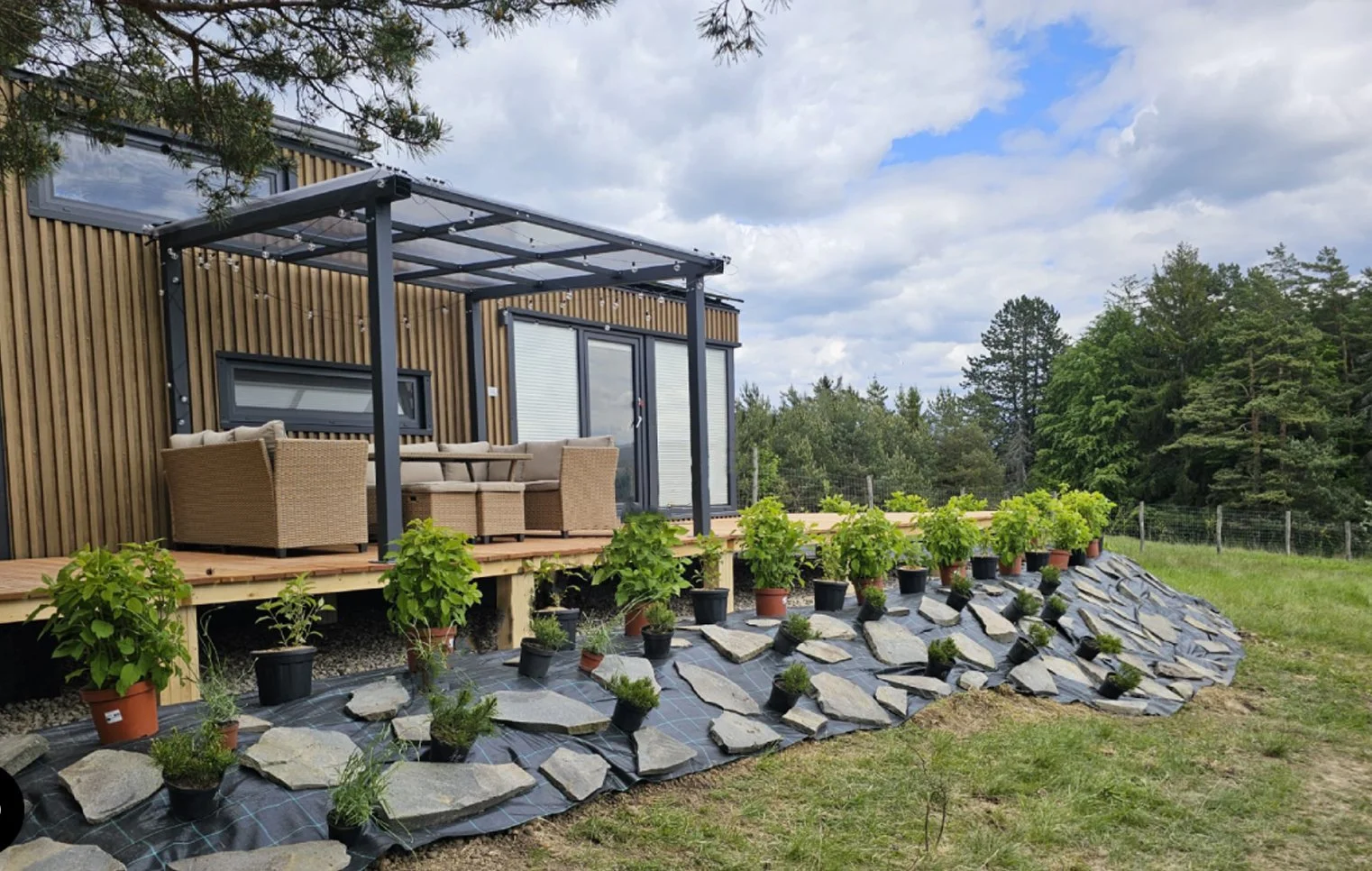 Dreamer mit Lamellen-Fassade, L-Terrasse und 2x4m Pergola für 2-6 Personen, mit 1 oder 2 Schlafebenen