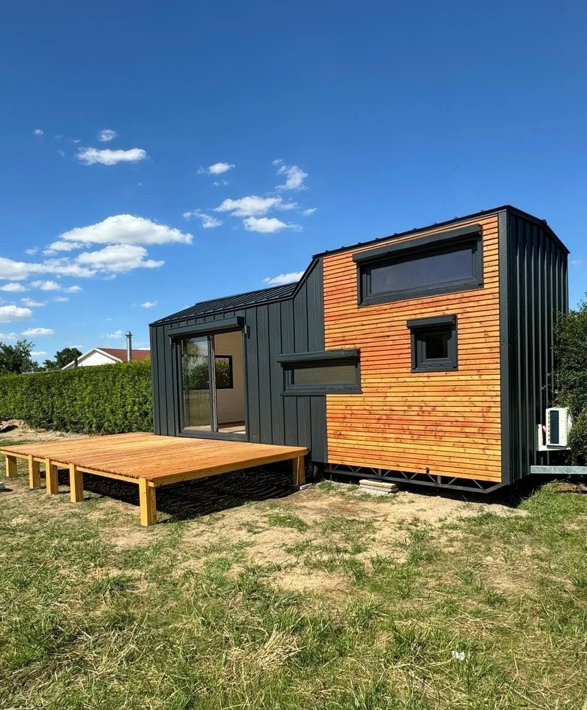 Allrounder mit Lärchenholz-Fassade und Schräge zu Schlafebene für besseren Aufgang; für 2-6 Personen, mit 1 oder 2 Schlafebenen.